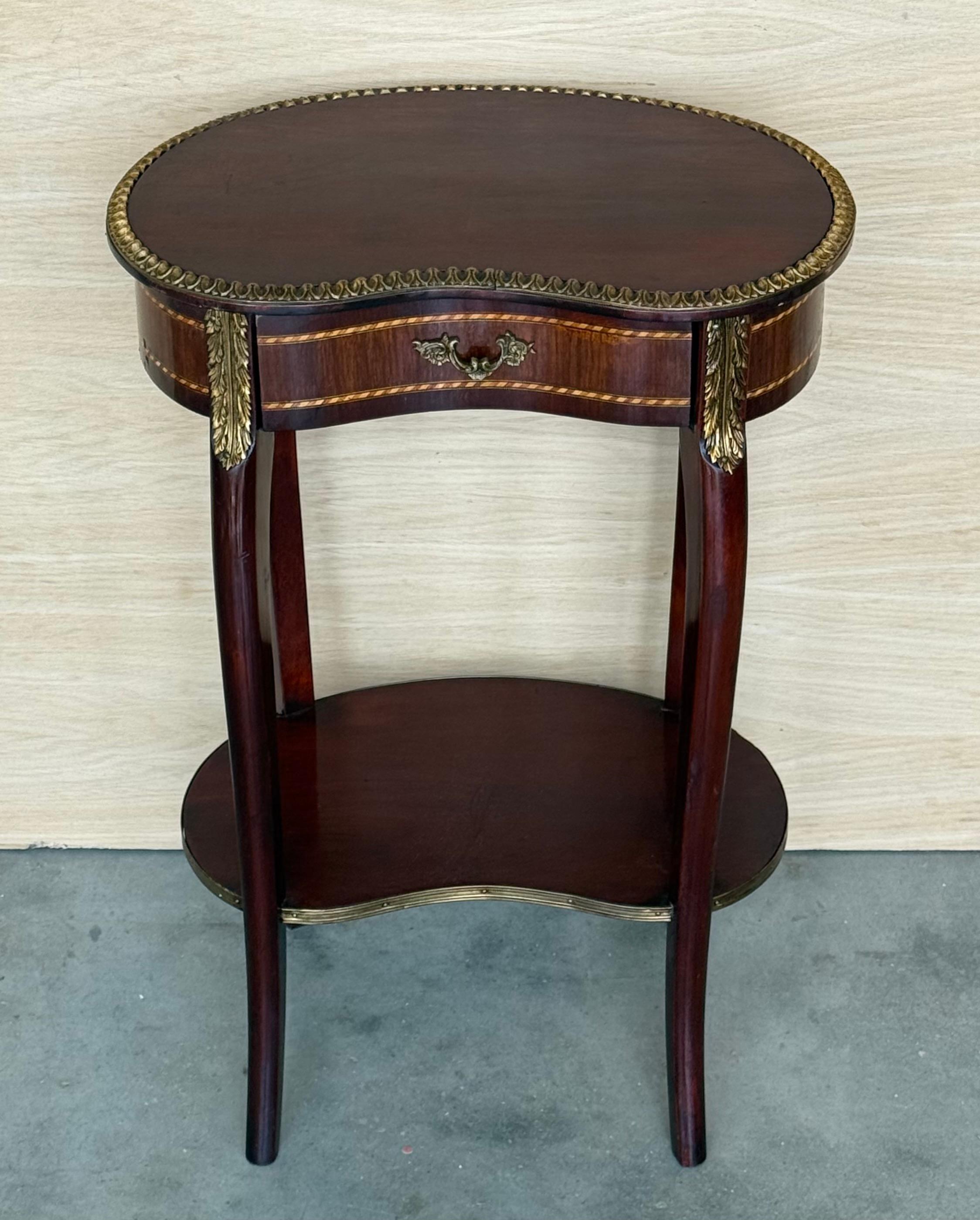 Pareja de mesillas de noche francesas con forma de riñón Mesillas de noche Luis XVI, hacia 1910 Francés en venta