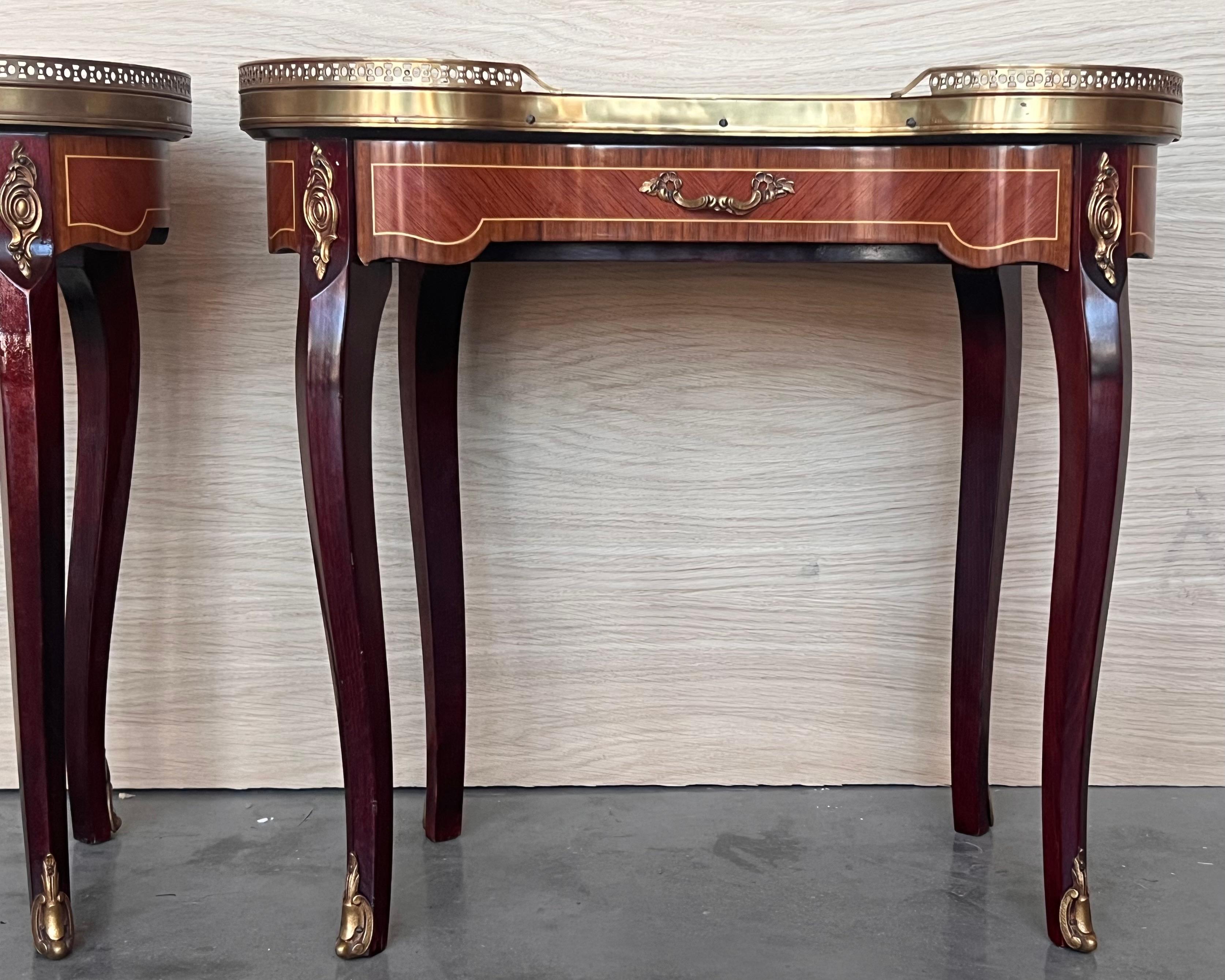 20th Century Pair of French Kidney Shape Nightstands Bedside Tables Louis XVI, circa 1910 For Sale