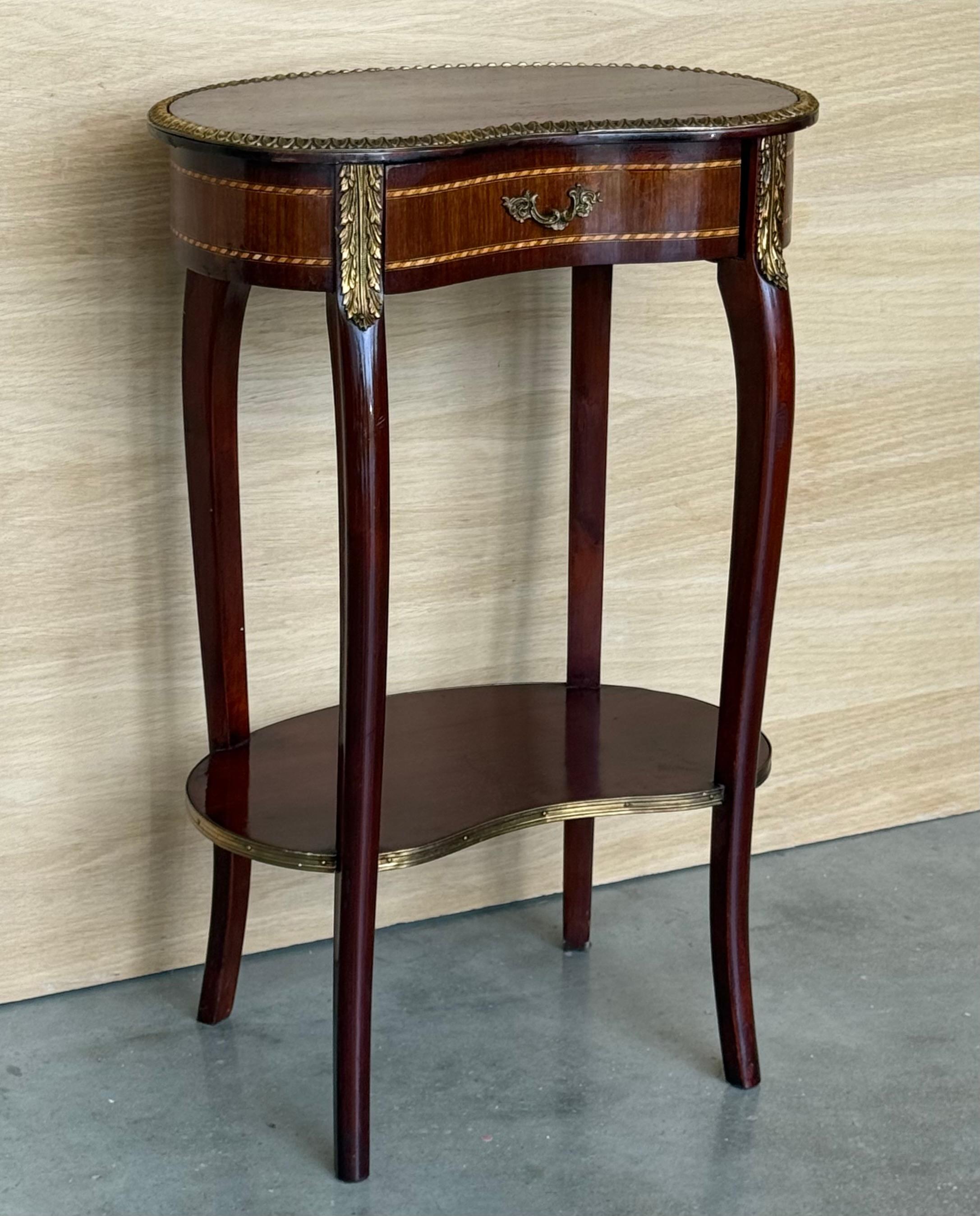 Pareja de mesillas de noche francesas con forma de riñón Mesillas de noche Luis XVI, hacia 1910 en Bueno estado para la venta en Miami, FL