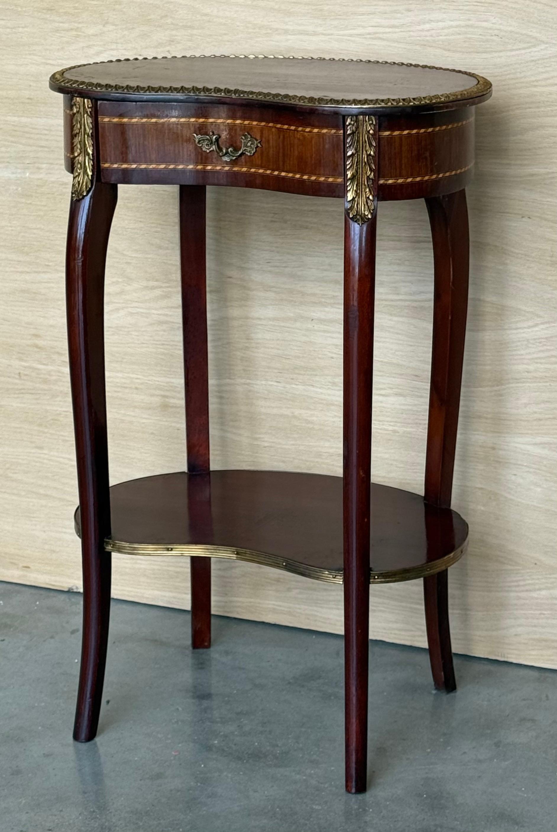 Pareja de mesillas de noche francesas con forma de riñón Mesillas de noche Luis XVI, hacia 1910 siglo XX en venta