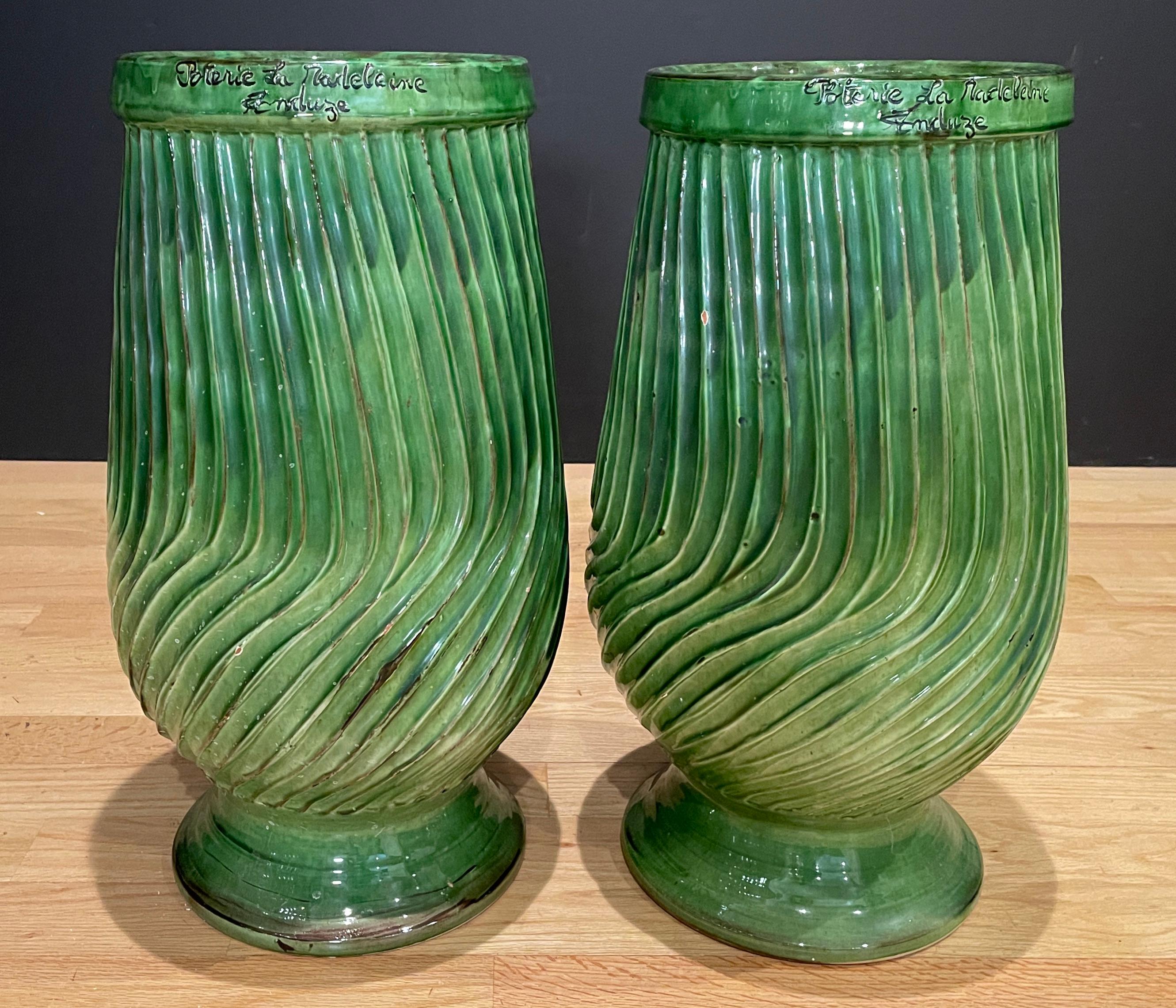 Paire de pots striés d'Anduze à glaçure verte en forme de jarre à huile traditionnelle. Magnifiques vases d'Anduze finis en vert traditionnel. Fabriqué à la main à Anduze (France). Ouverture 8.5