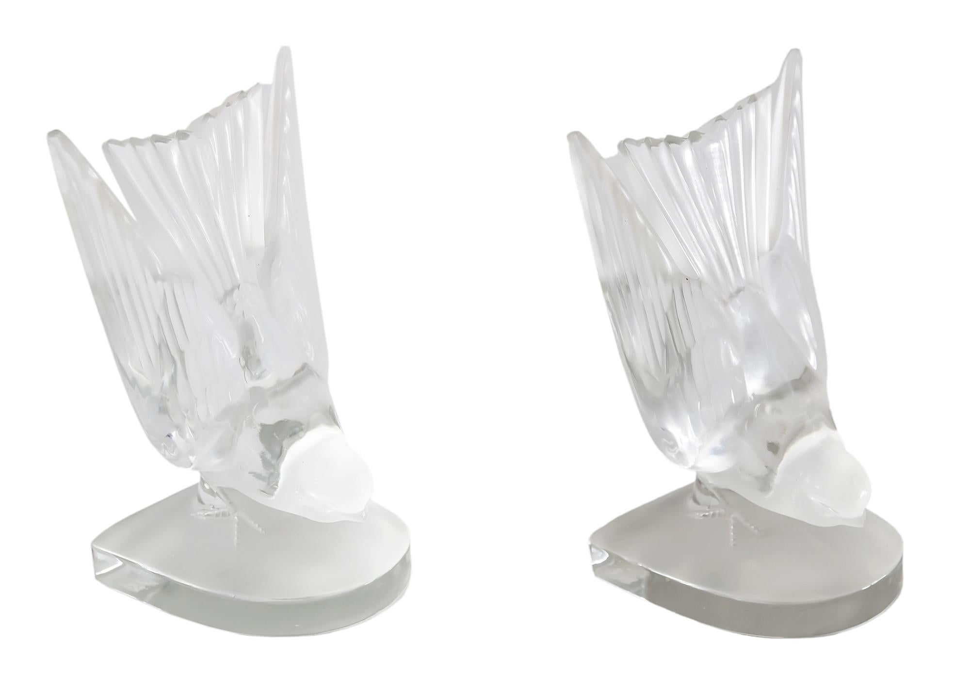 Sculptures d'oiseaux en cristal Lalique français pour porte-livre ou presse-papier.
Le verre est givré et clair.
Signé sur la base.