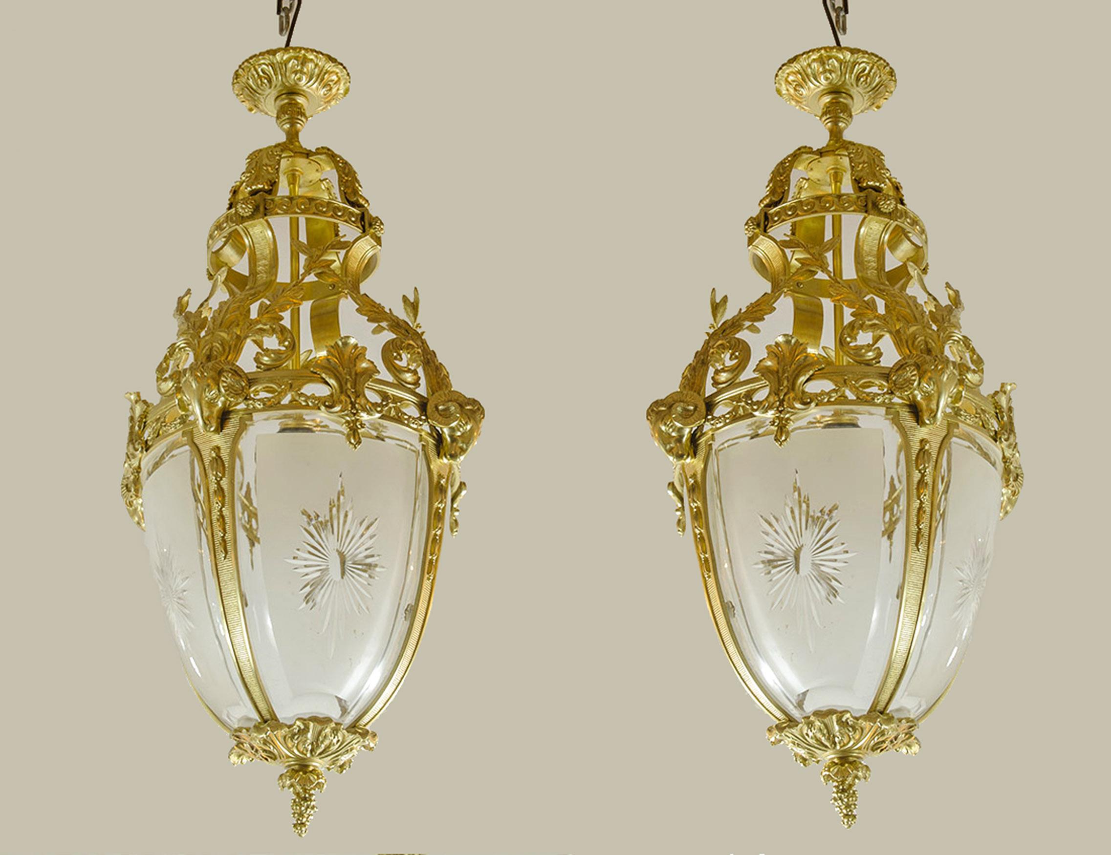 Pair of early 20th century french cast bronze and glass farole-like ceiling lamps

By: unknown
Material: bronze, glass, copper, metal
Technique: cast, gilt, metalwork, molded, polished
Dimensions: 13 in x 32 in
Date: early 20th century, circa