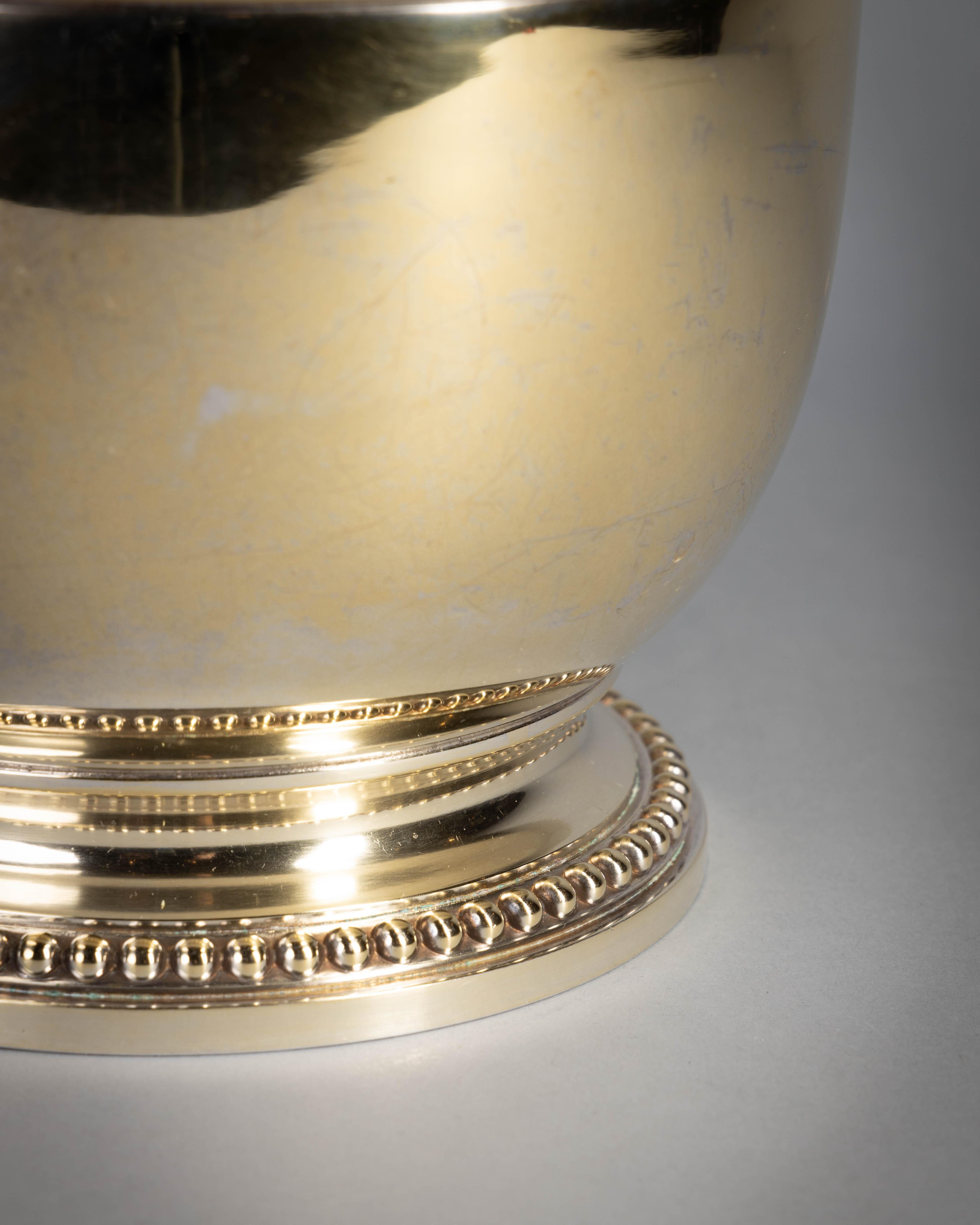 Zwei große französische Weinkühler aus vergoldetem Metall, um 1890 im Zustand „Gut“ im Angebot in New York, NY