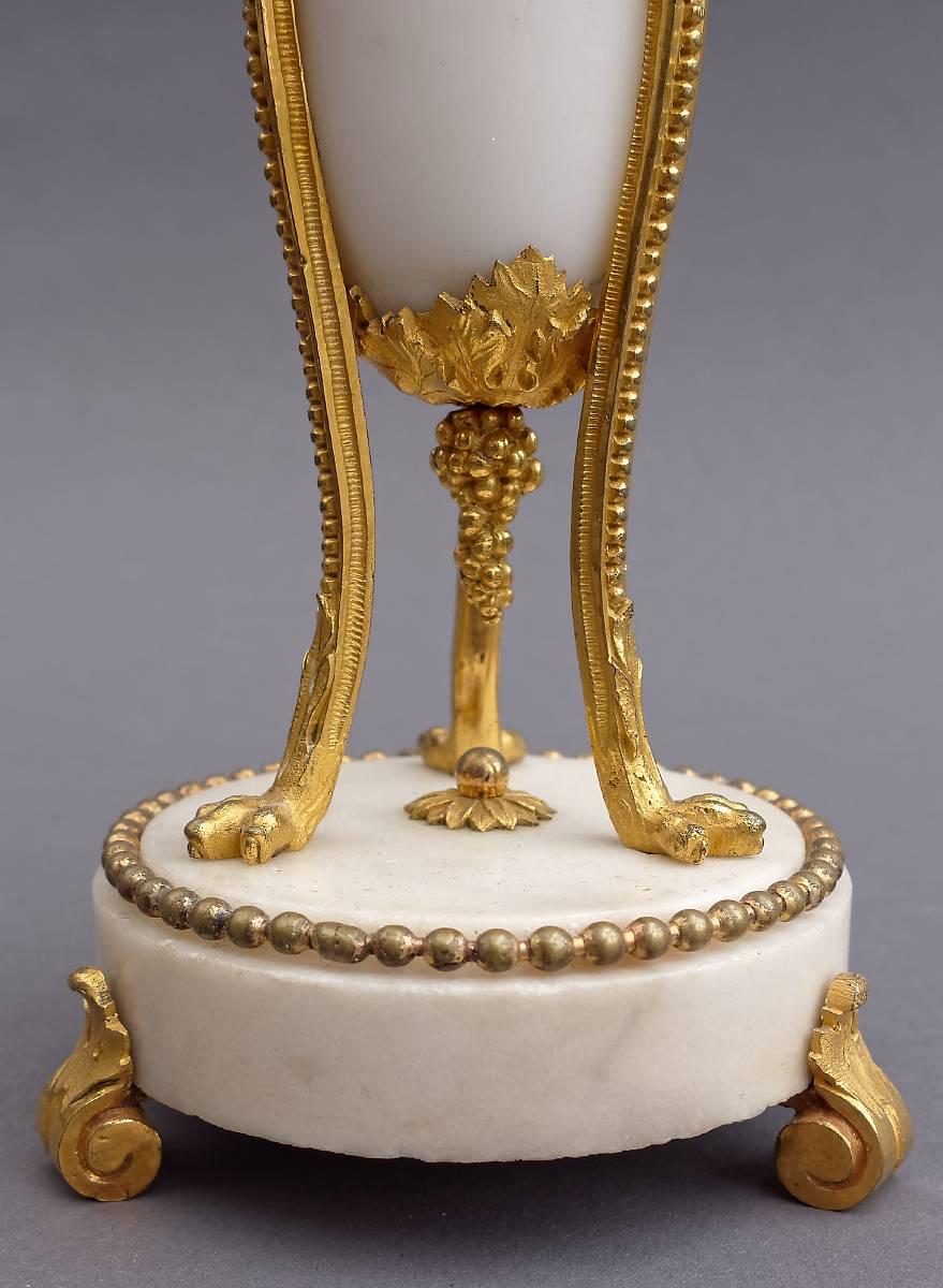 Français Paire de bougeoirs en bronze doré Louis XVI de la fin du XVIIIe siècle français en vente