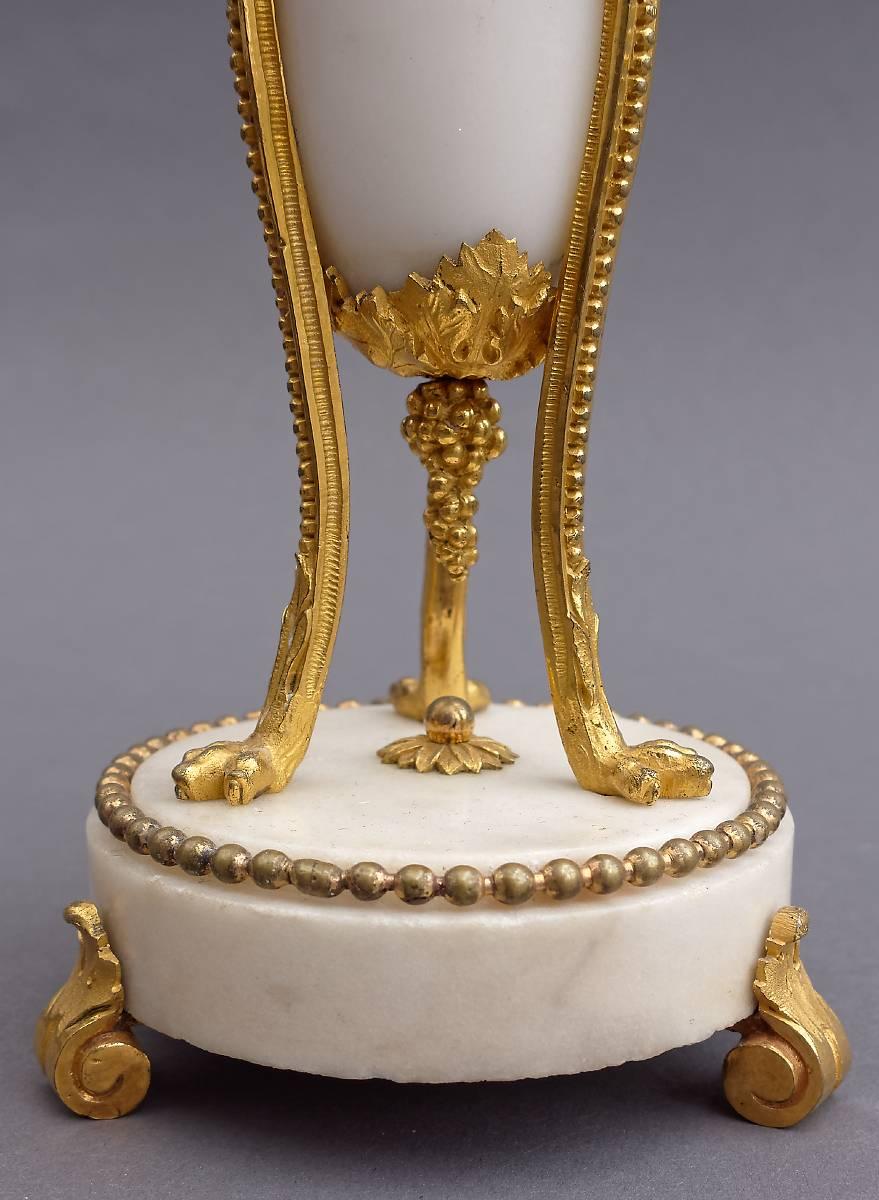 Francese Coppia di candelieri francesi della fine del XVIII secolo Luigi XVI in Ormolu in vendita