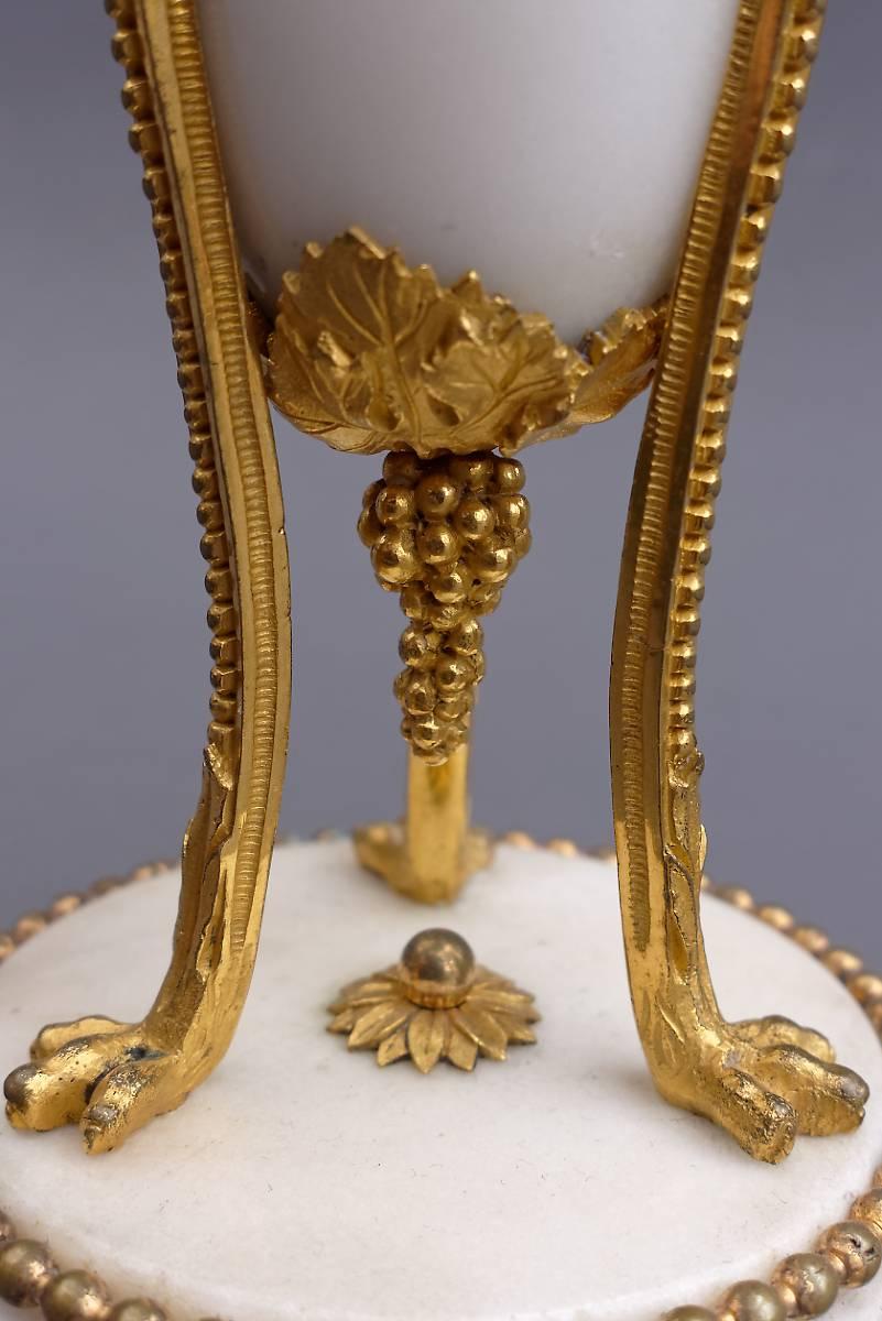 Marmo Coppia di candelieri francesi della fine del XVIII secolo Luigi XVI in Ormolu in vendita