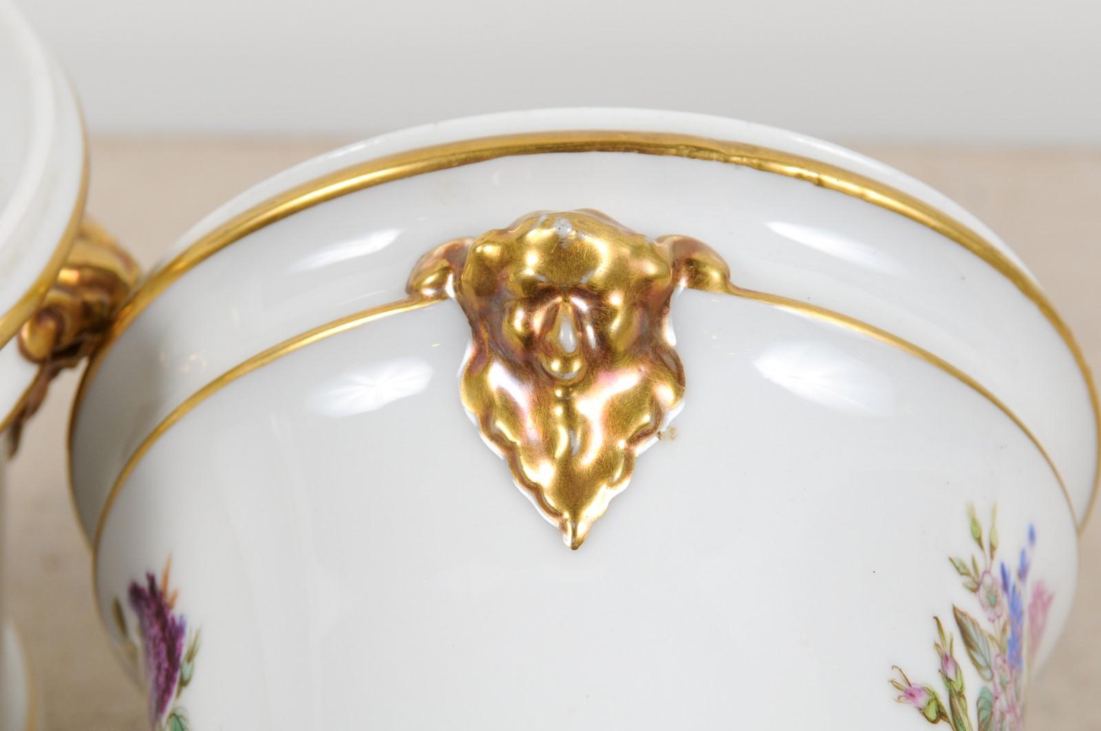 Coppia di cachepot in porcellana francese della fine del XVIII secolo con decorazioni floreali 4