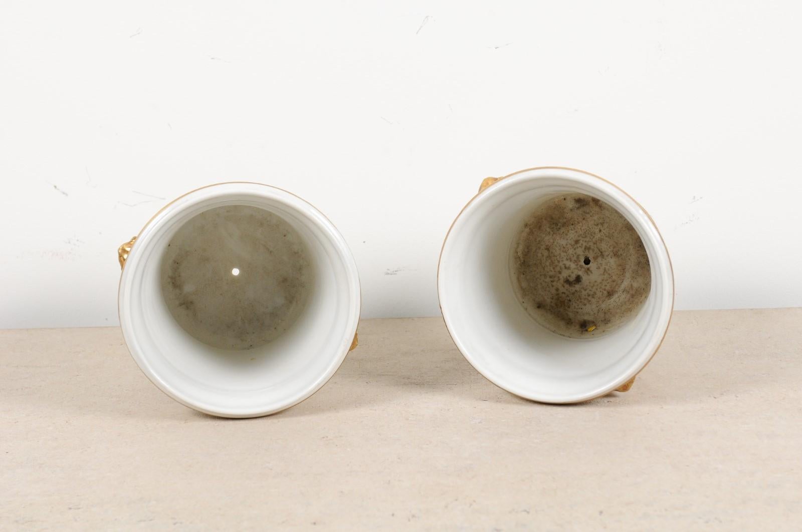 Coppia di cachepot in porcellana francese della fine del XVIII secolo con decorazioni floreali 7