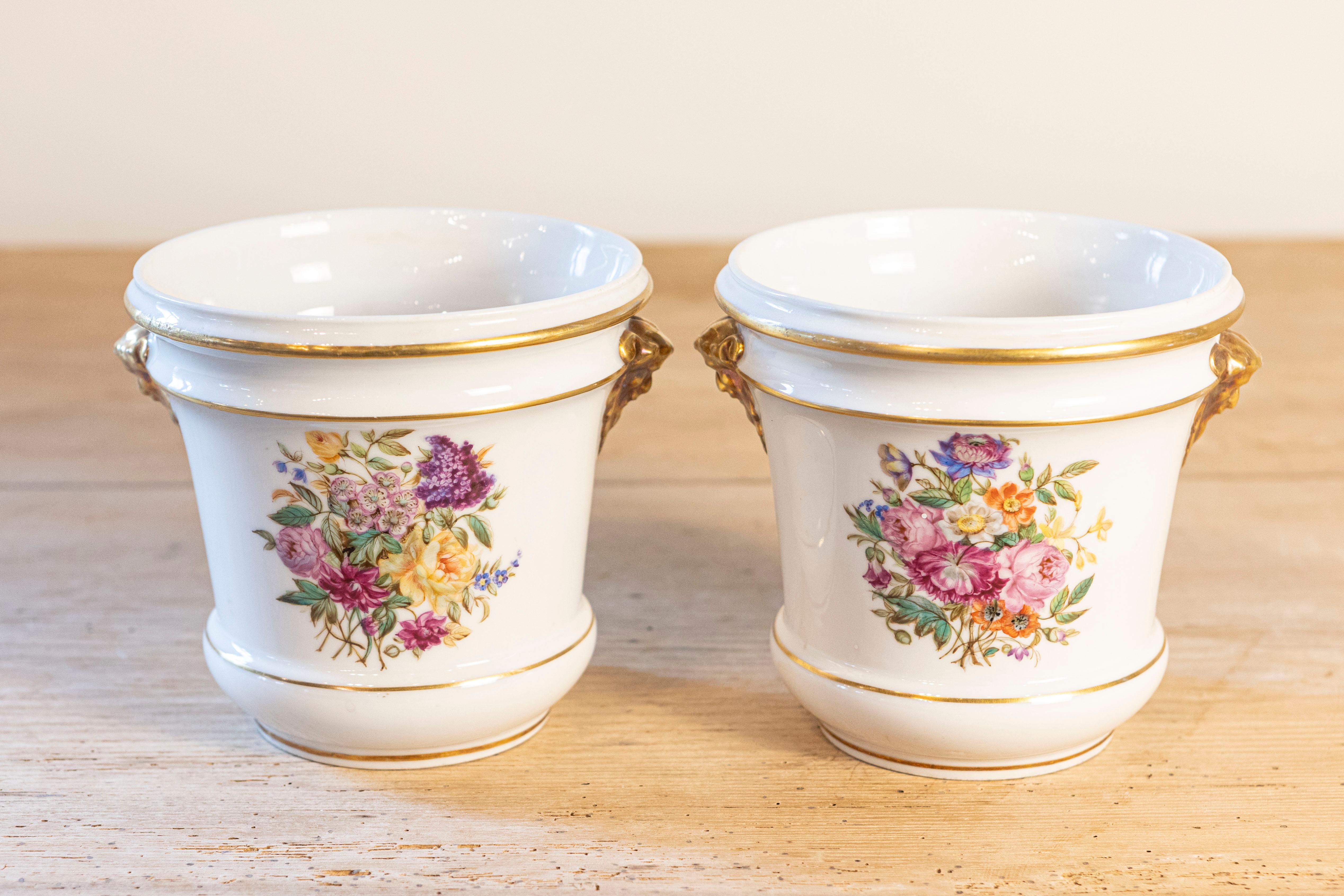 Pareja de cacharros franceses de porcelana de París del periodo Luis XVI, de finales del siglo XVIII, con decoración floral pintada a mano y detalles dorados. Creados en Francia durante el breve reinado del rey Luis XVI, cada uno de este par de