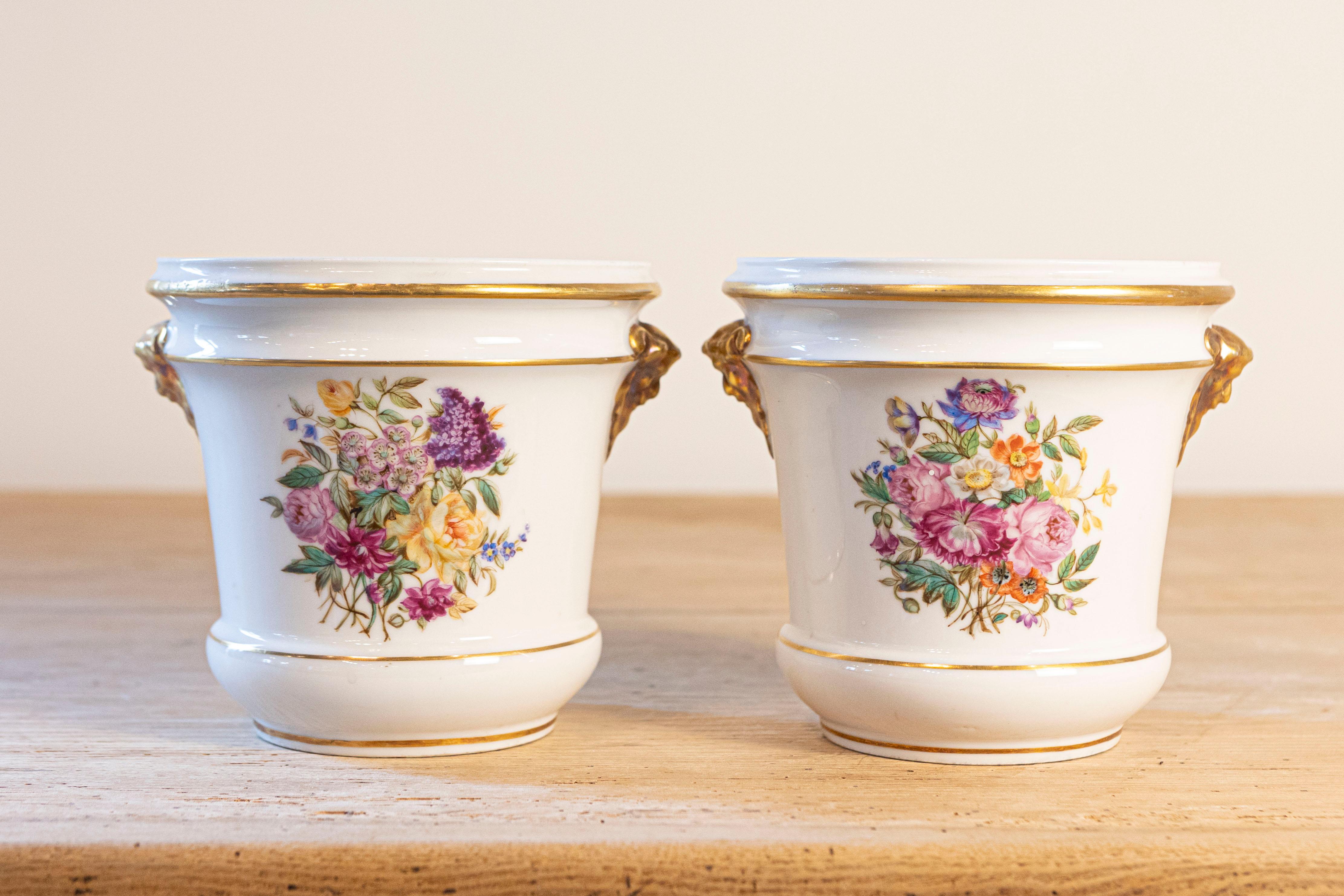 Pareja de cacharros franceses de porcelana de París de finales del siglo XVIII con decoración floral Luis XVI en venta