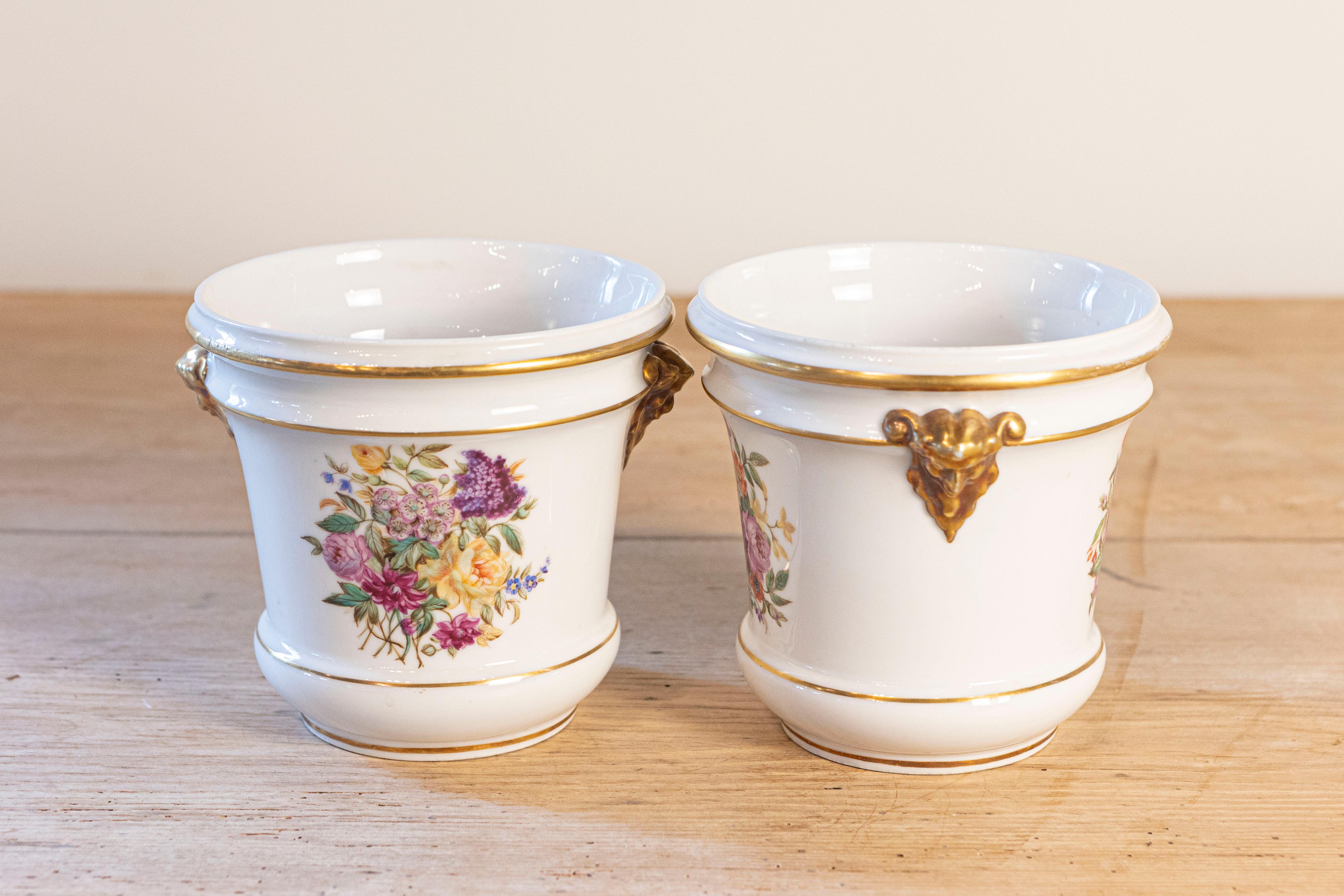 Pareja de cacharros franceses de porcelana de París de finales del siglo XVIII con decoración floral Francés en venta