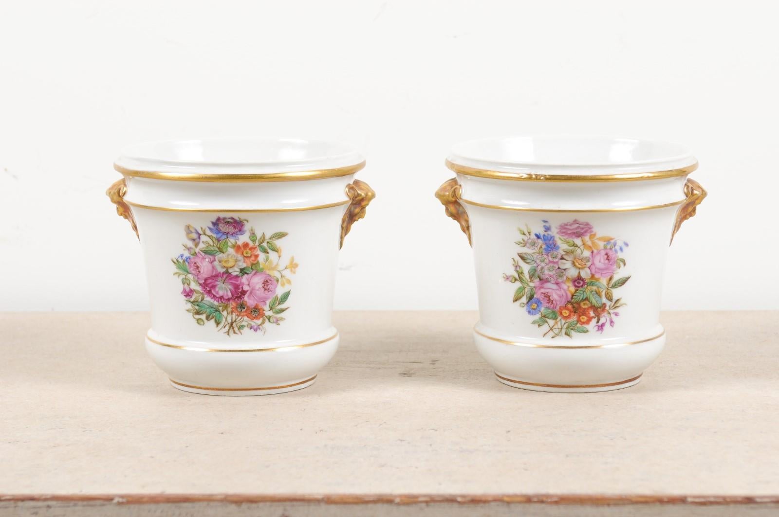 Dipinto a mano Coppia di cachepot in porcellana francese della fine del XVIII secolo con decorazioni floreali