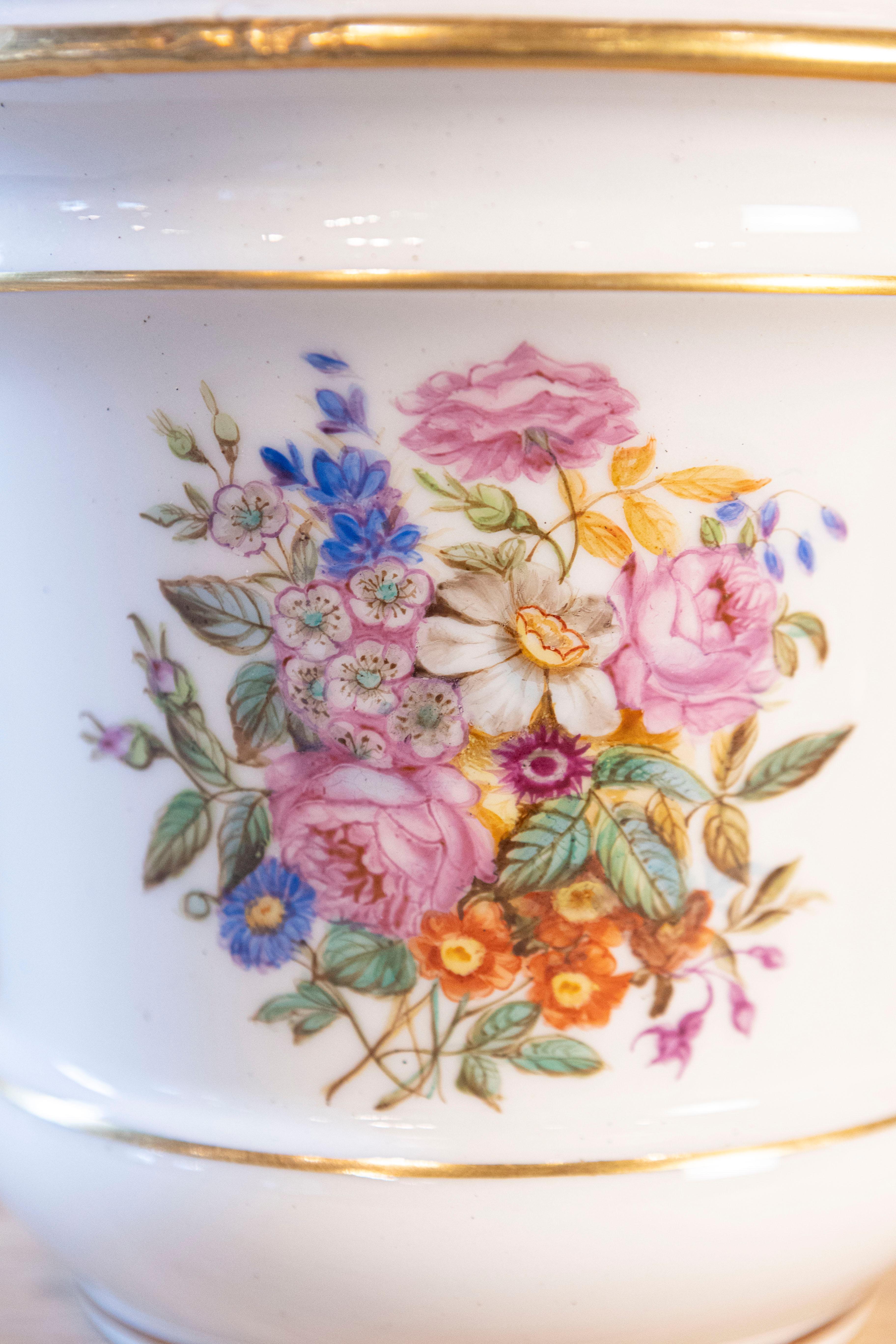Pareja de cacharros franceses de porcelana de París de finales del siglo XVIII con decoración floral en Bueno estado para la venta en Atlanta, GA