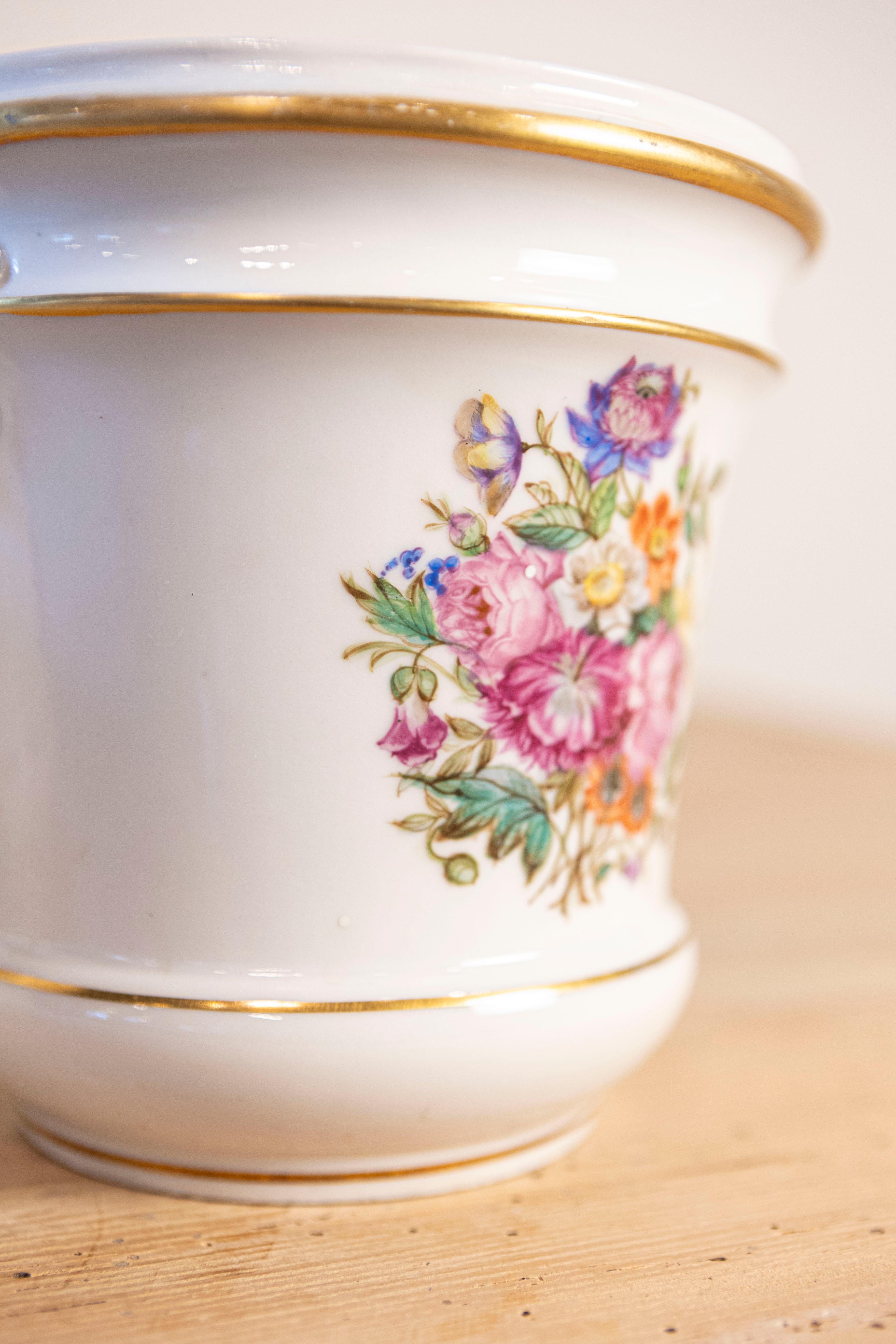 Pareja de cacharros franceses de porcelana de París de finales del siglo XVIII con decoración floral Porcelana en venta