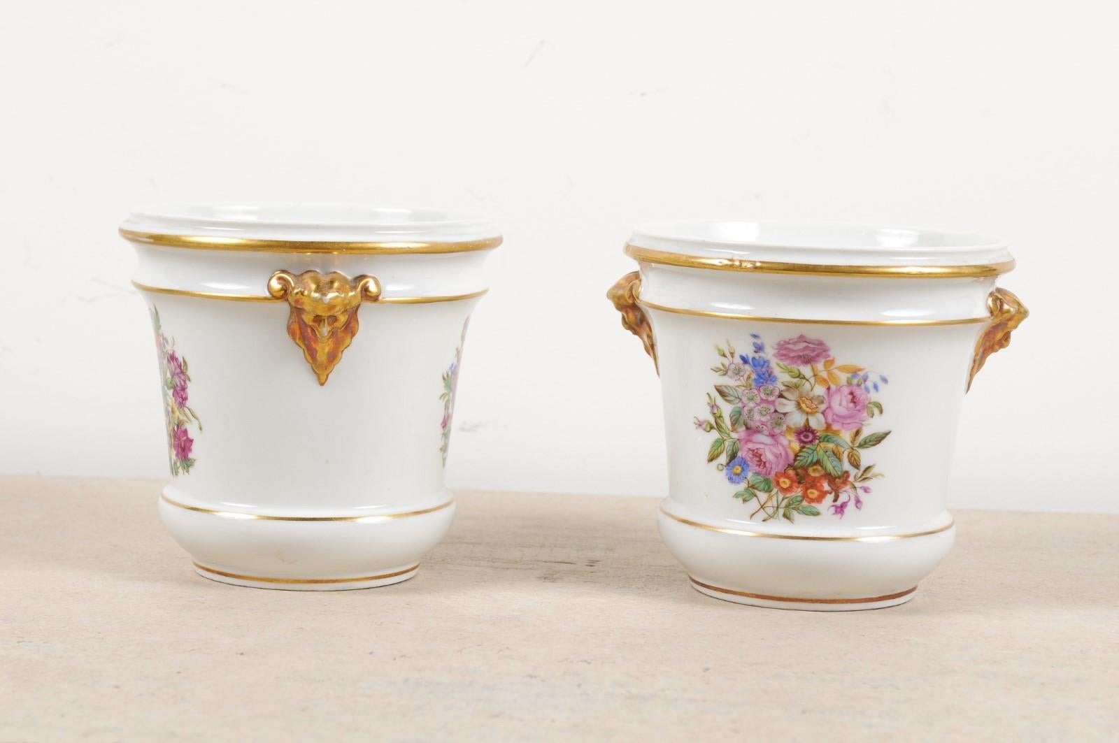Coppia di cachepot in porcellana francese della fine del XVIII secolo con decorazioni floreali 1