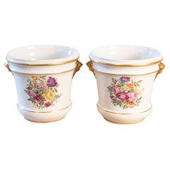 Pareja de cacharros franceses de porcelana de París de finales del siglo XVIII con decoración floral