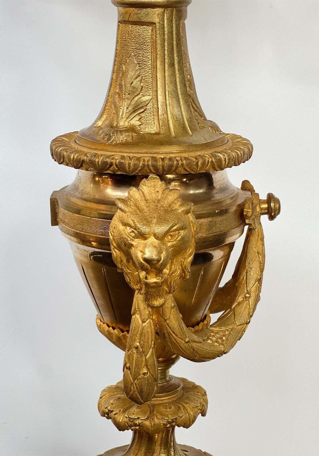 Paire de candélabres en bronze de la fin du XIXe siècle en vente 1