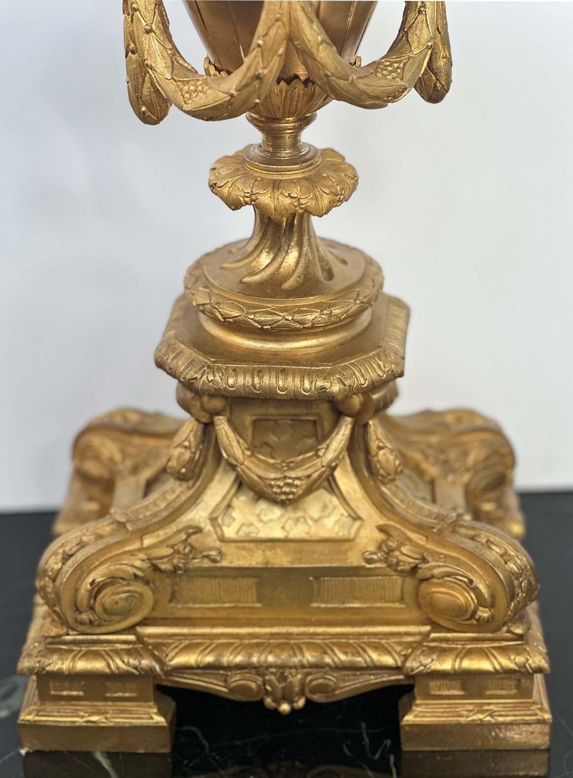 Paire de candélabres en bronze de la fin du XIXe siècle en vente 2