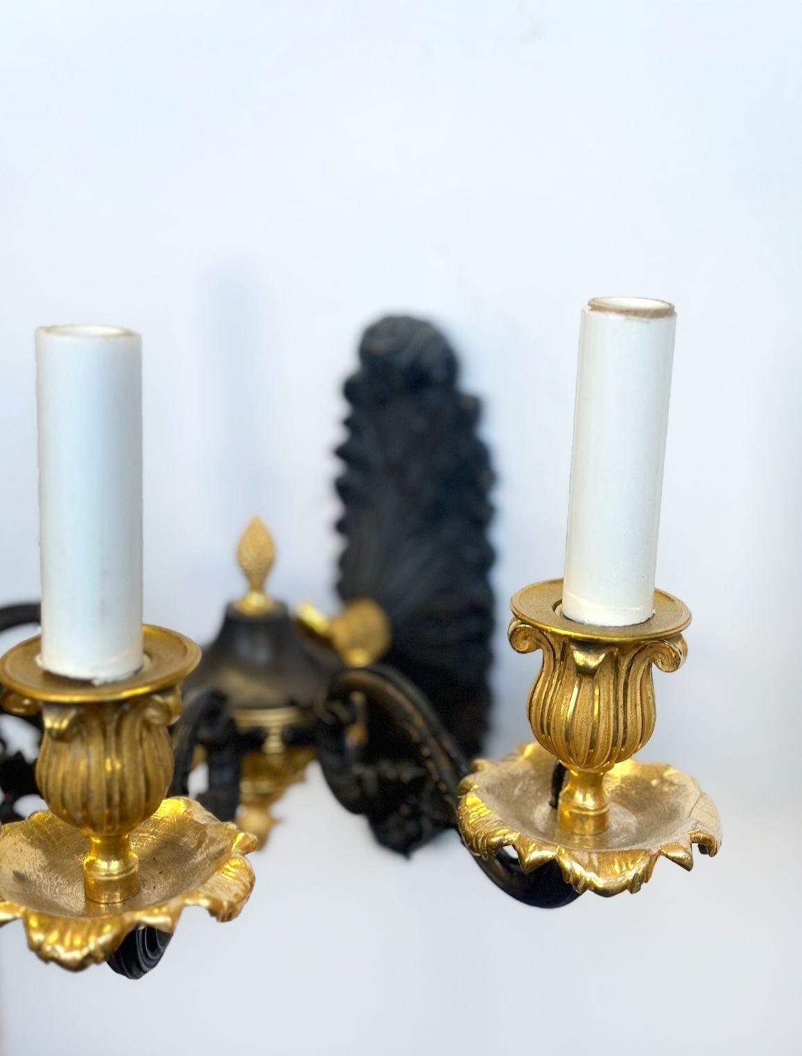 Paire d'appliques en bronze de style Empire fabriquées en France à la fin du XIXe siècle. Ils sont fabriqués en bronze de qualité et D'ore bronze touche tout le pourtour, y compris les boubous, les coupes de bougies et d'autres détails. Les