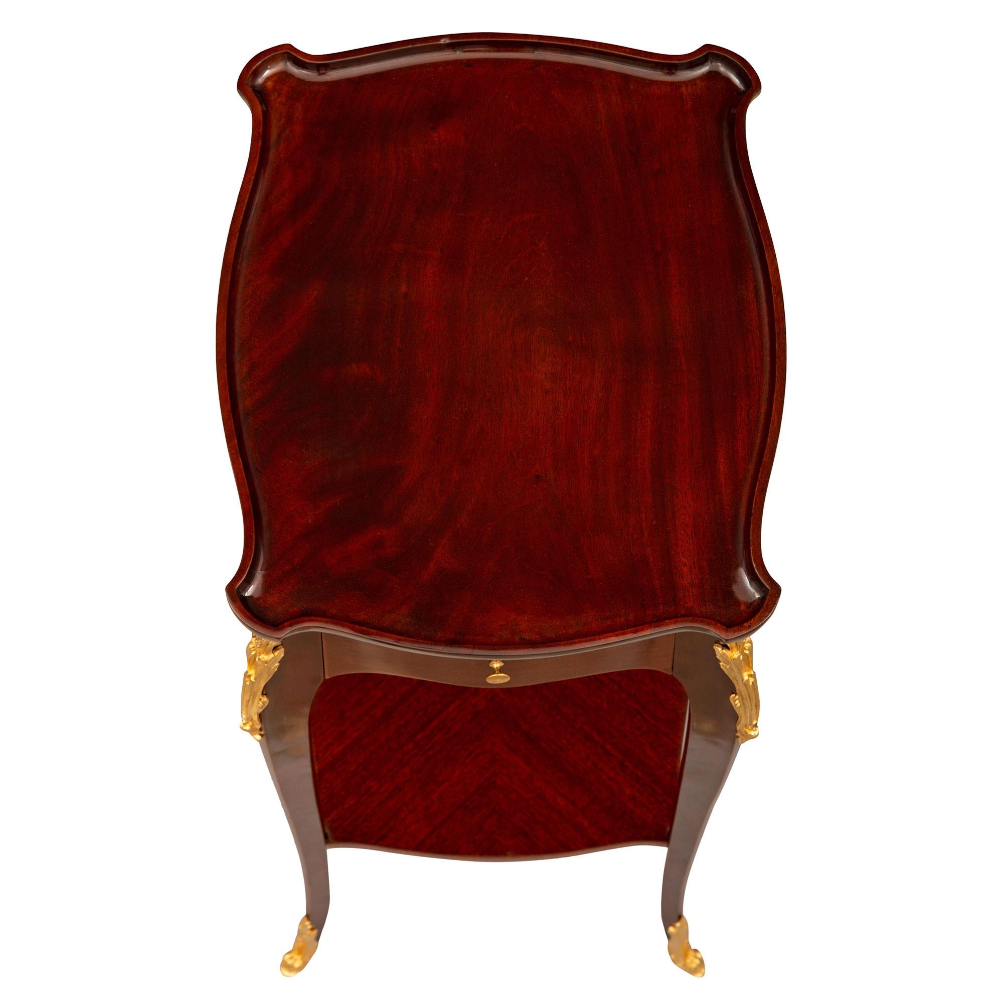Une paire élégante et de très haute qualité de tables d'appoint françaises de style Louis XV de la fin du XIXe siècle en acajou et bronze doré par Mercier Frères. Chaque table rectangulaire, d'après un modèle de François Linke, est surélevée par de