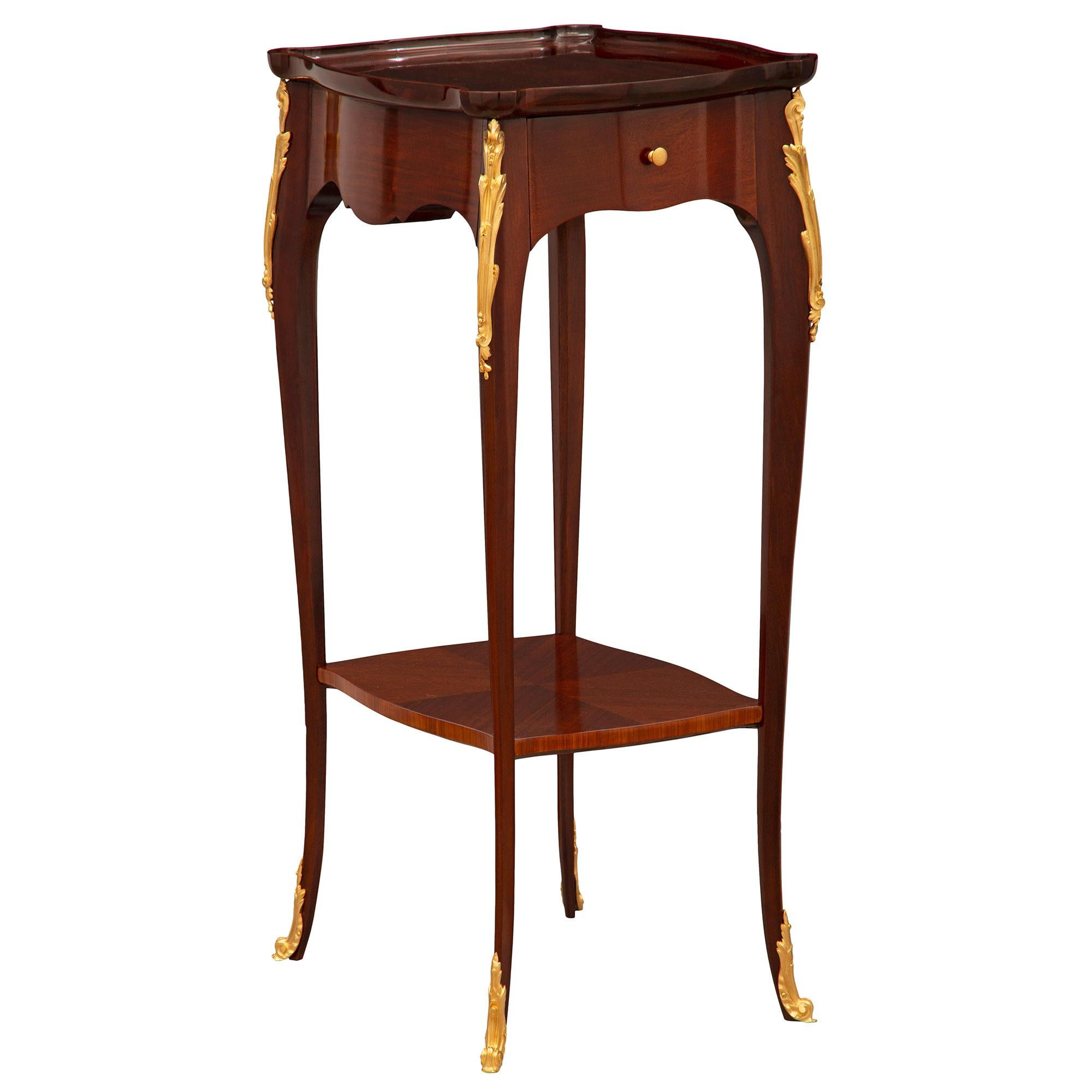 Français Paire de tables d'appoint françaises en acajou et bronze doré de style Louis XV de la fin du XIXe siècle en vente