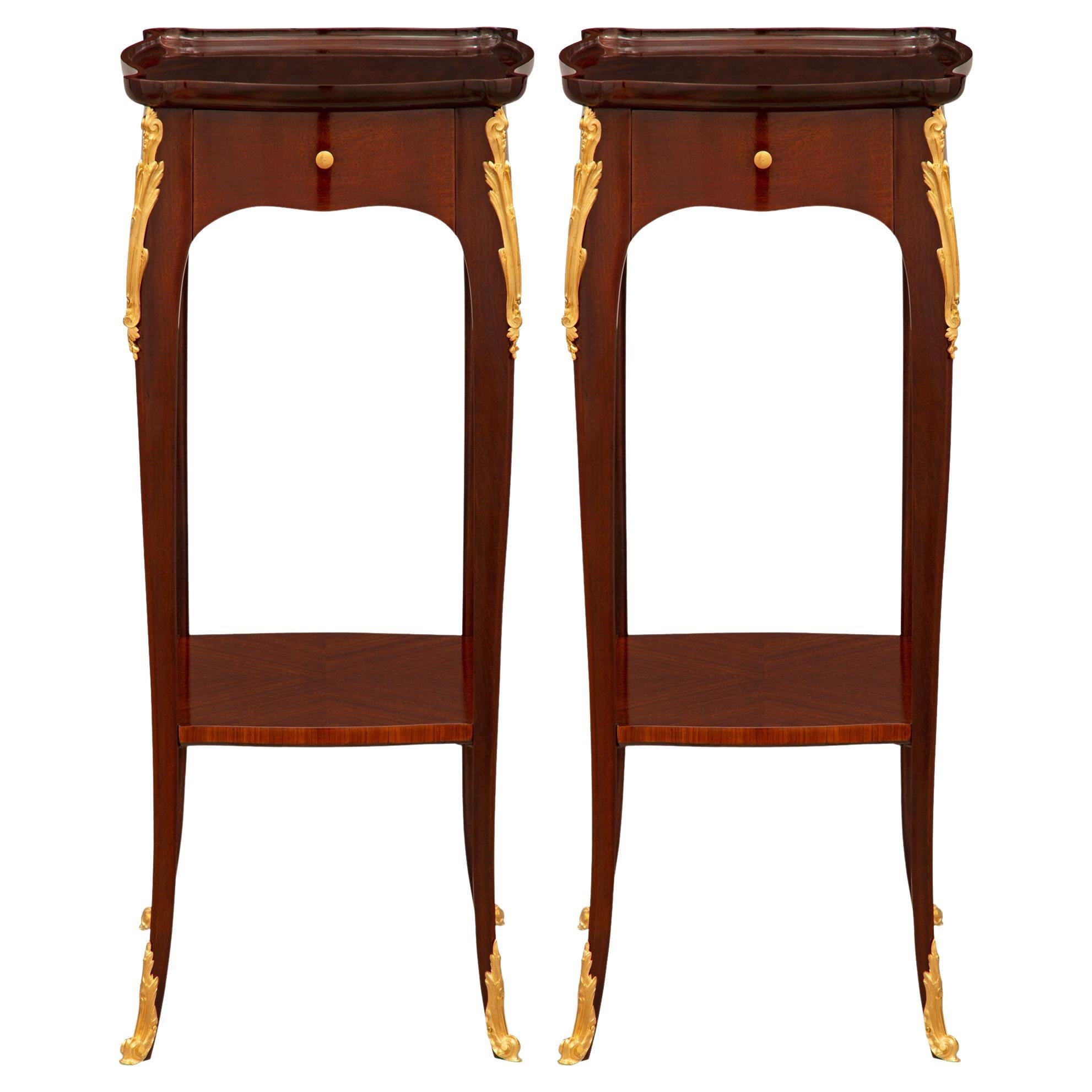 Paire de tables d'appoint françaises en acajou et bronze doré de style Louis XV de la fin du XIXe siècle