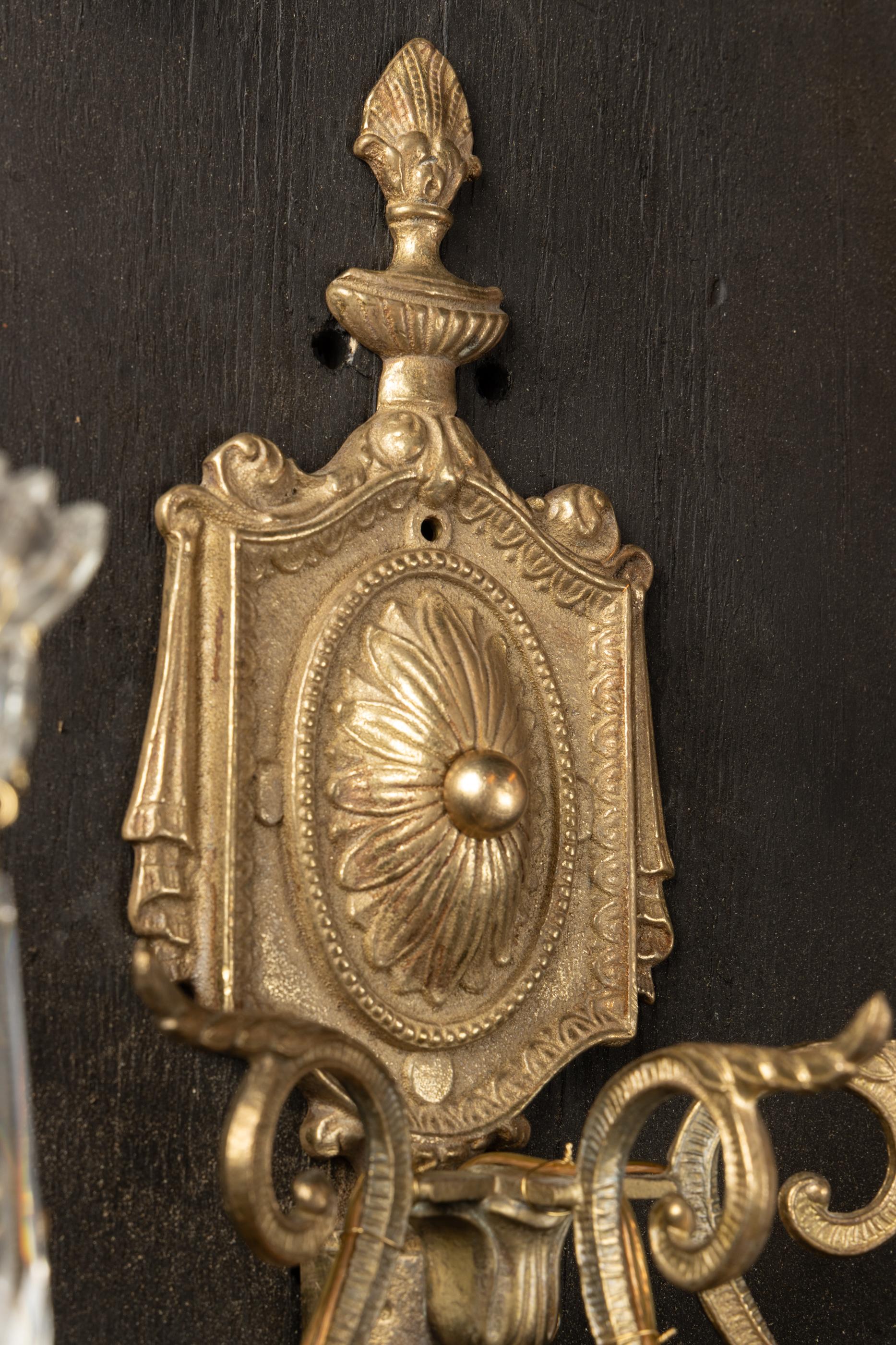  Paar französische Louis-XVI-Wandleuchter aus Bronze und Kristall aus dem späten 19. Jahrhundert  im Angebot 4
