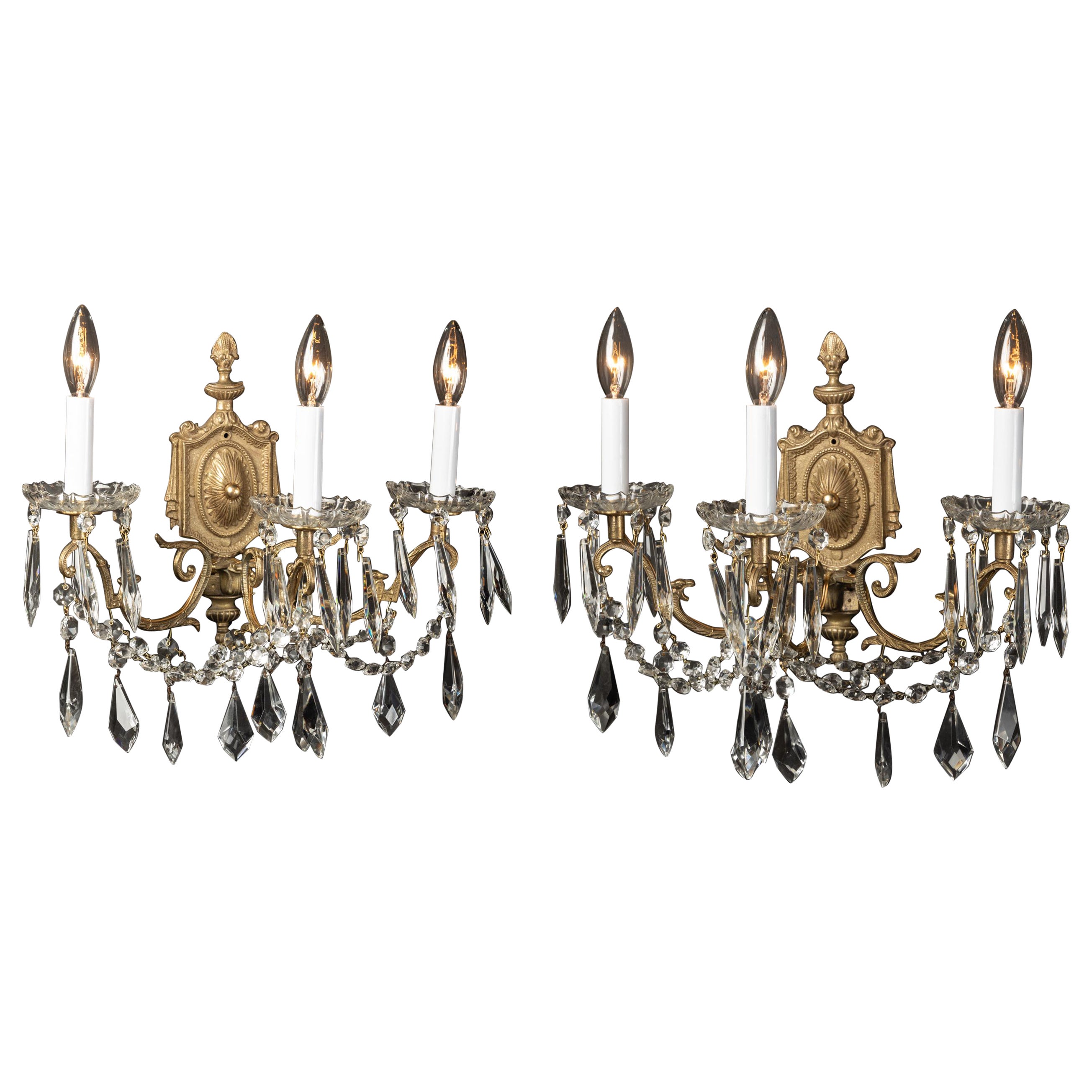Paire d'appliques Louis XVI en bronze et cristal de la fin du XIXe siècle