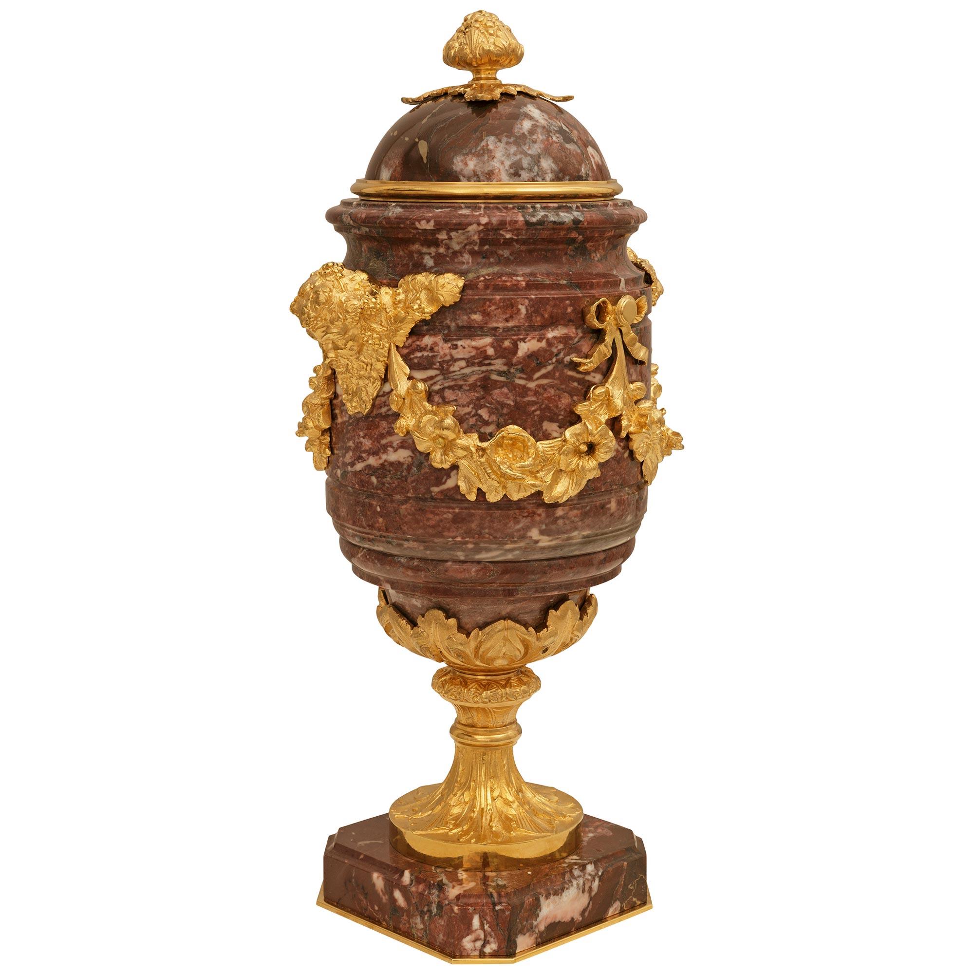 Francese coppia di urne francesi in marmo e ormolu della fine del XIX secolo in stile Luigi XVI in vendita