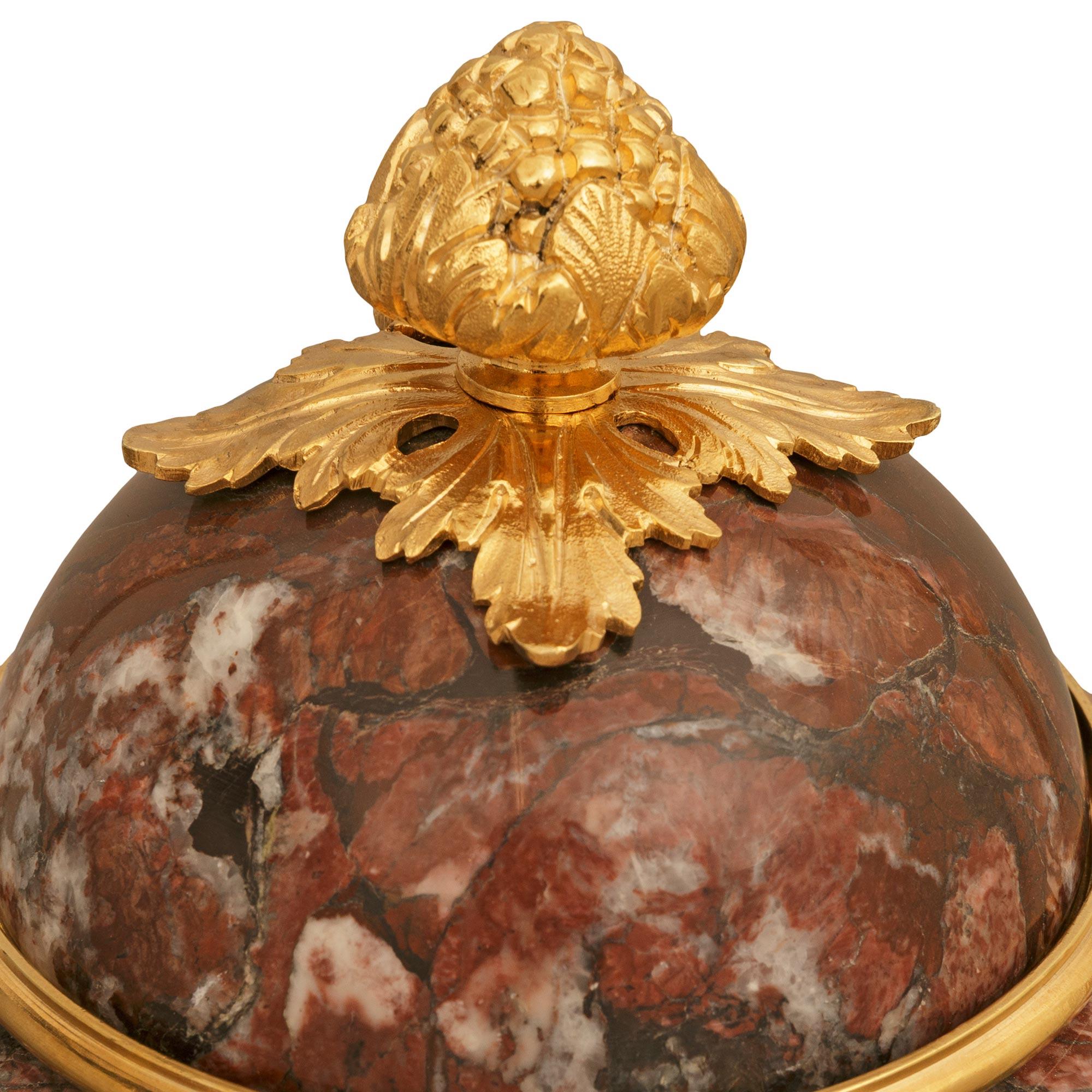Similoro coppia di urne francesi in marmo e ormolu della fine del XIX secolo in stile Luigi XVI in vendita