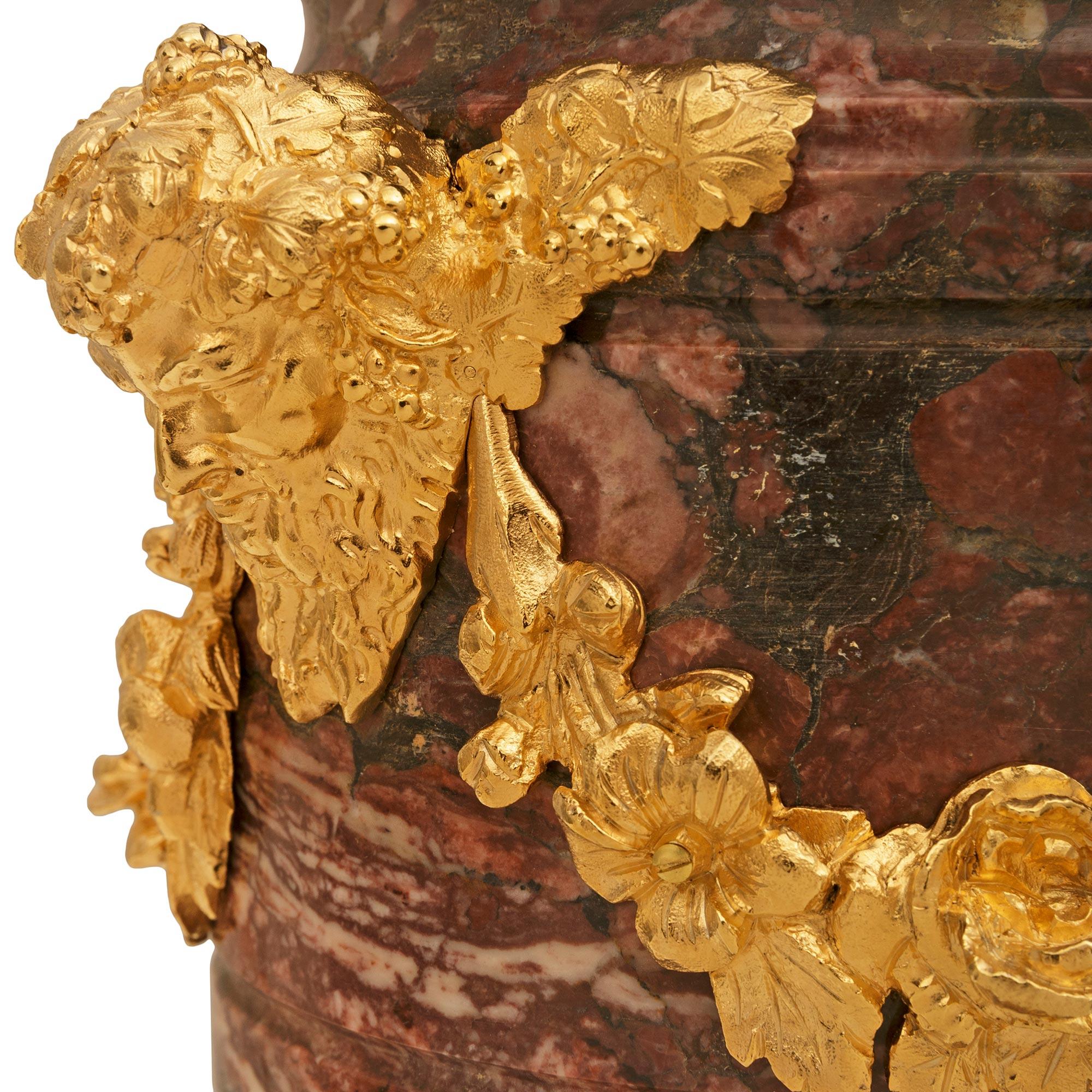 coppia di urne francesi in marmo e ormolu della fine del XIX secolo in stile Luigi XVI in vendita 1
