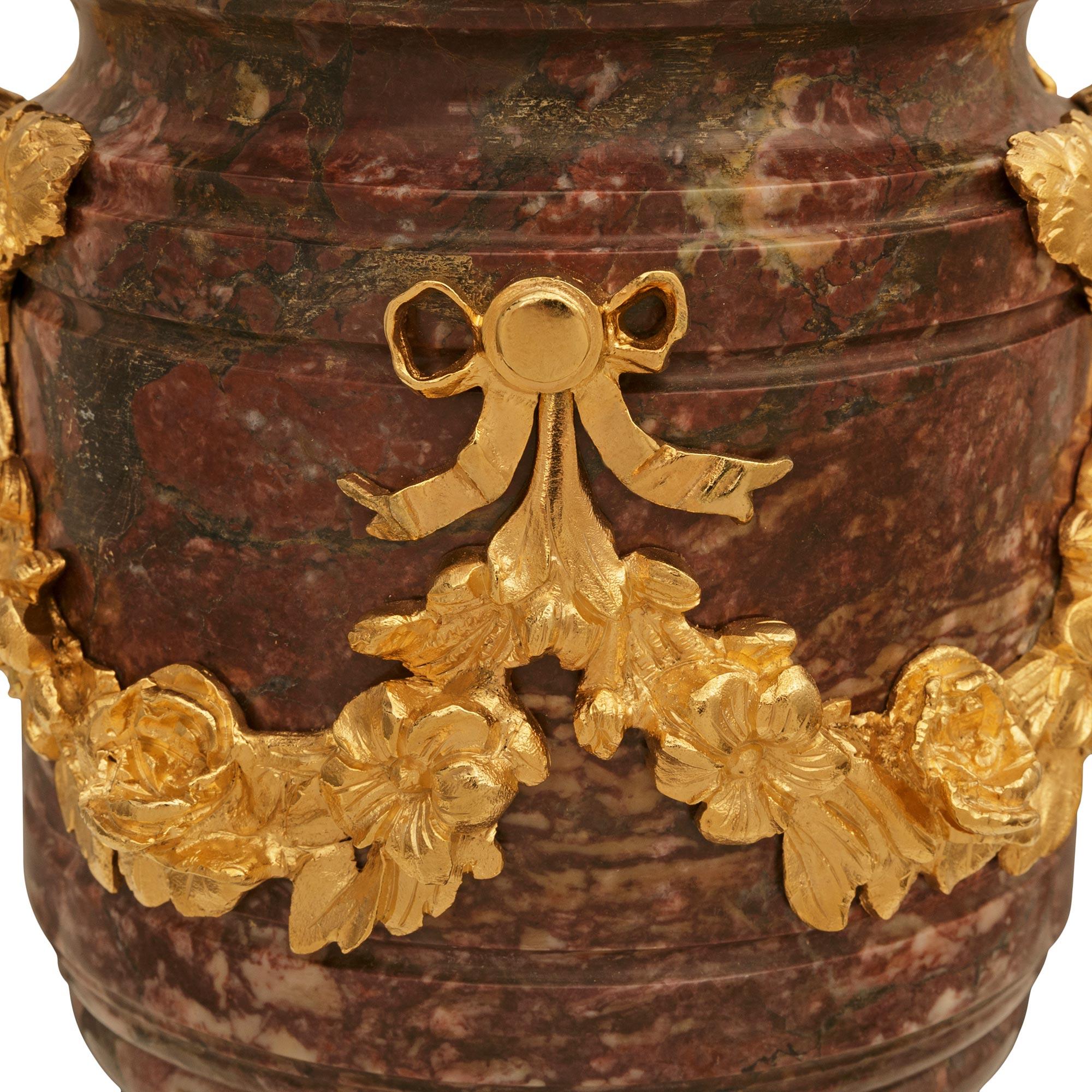 coppia di urne francesi in marmo e ormolu della fine del XIX secolo in stile Luigi XVI in vendita 2