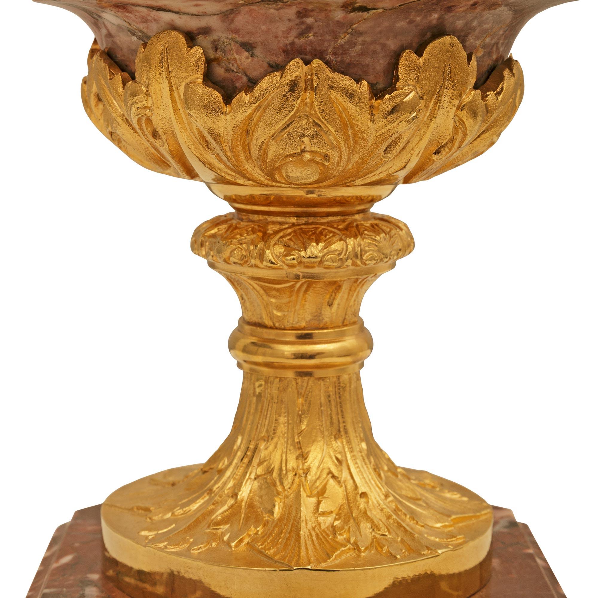 coppia di urne francesi in marmo e ormolu della fine del XIX secolo in stile Luigi XVI in vendita 3