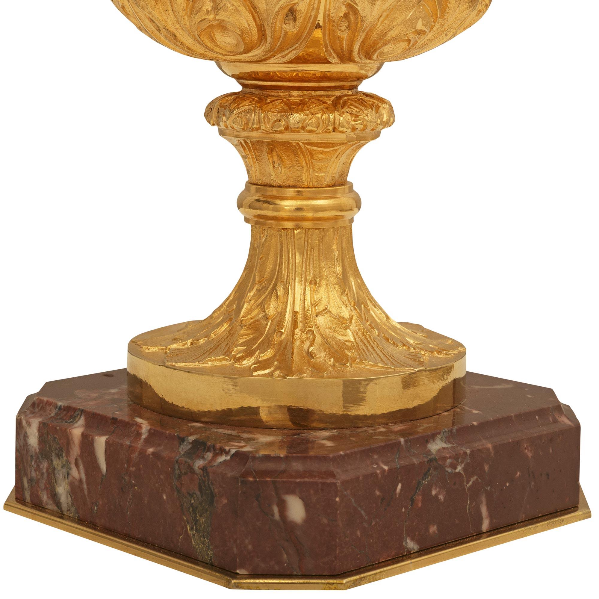coppia di urne francesi in marmo e ormolu della fine del XIX secolo in stile Luigi XVI in vendita 4