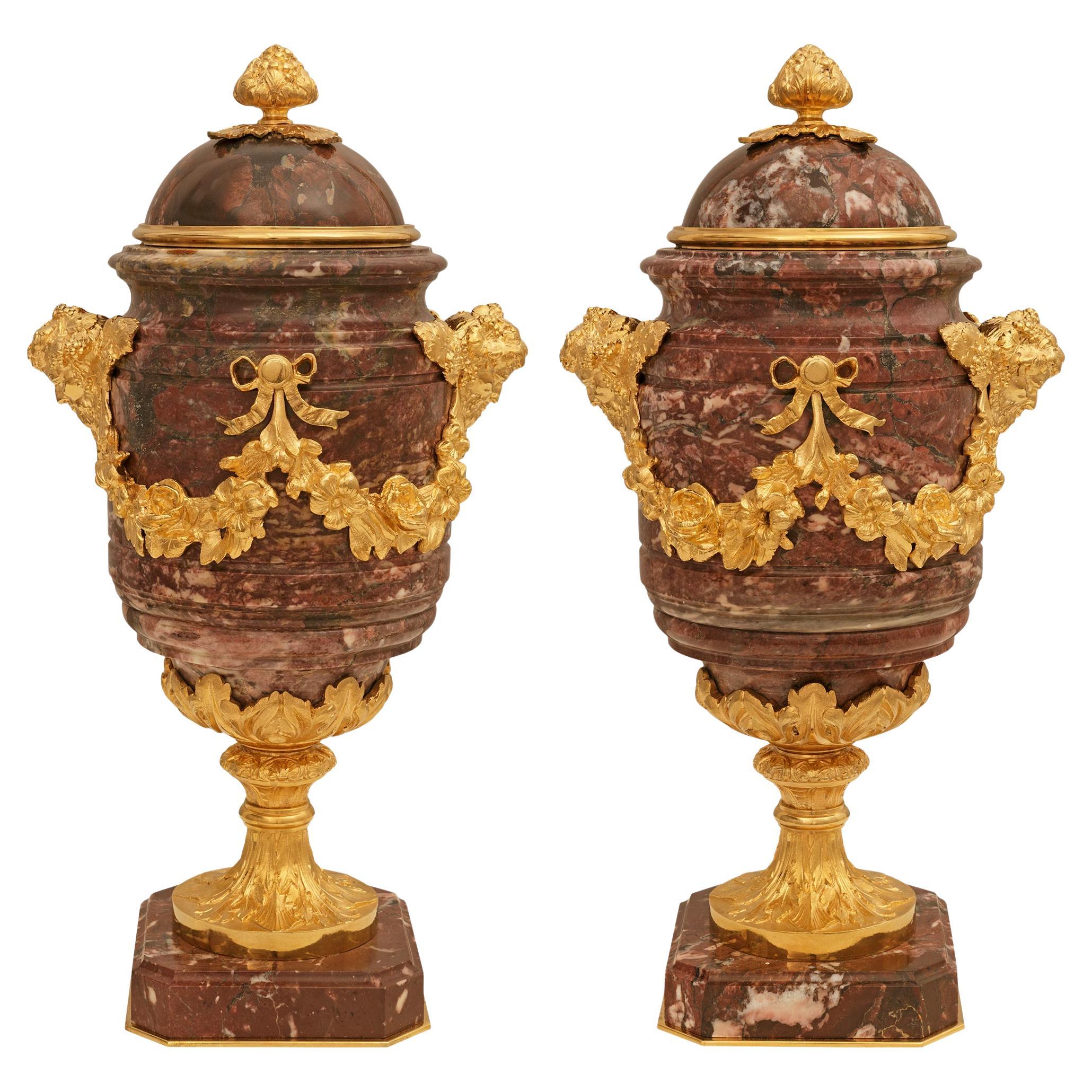 coppia di urne francesi in marmo e ormolu della fine del XIX secolo in stile Luigi XVI