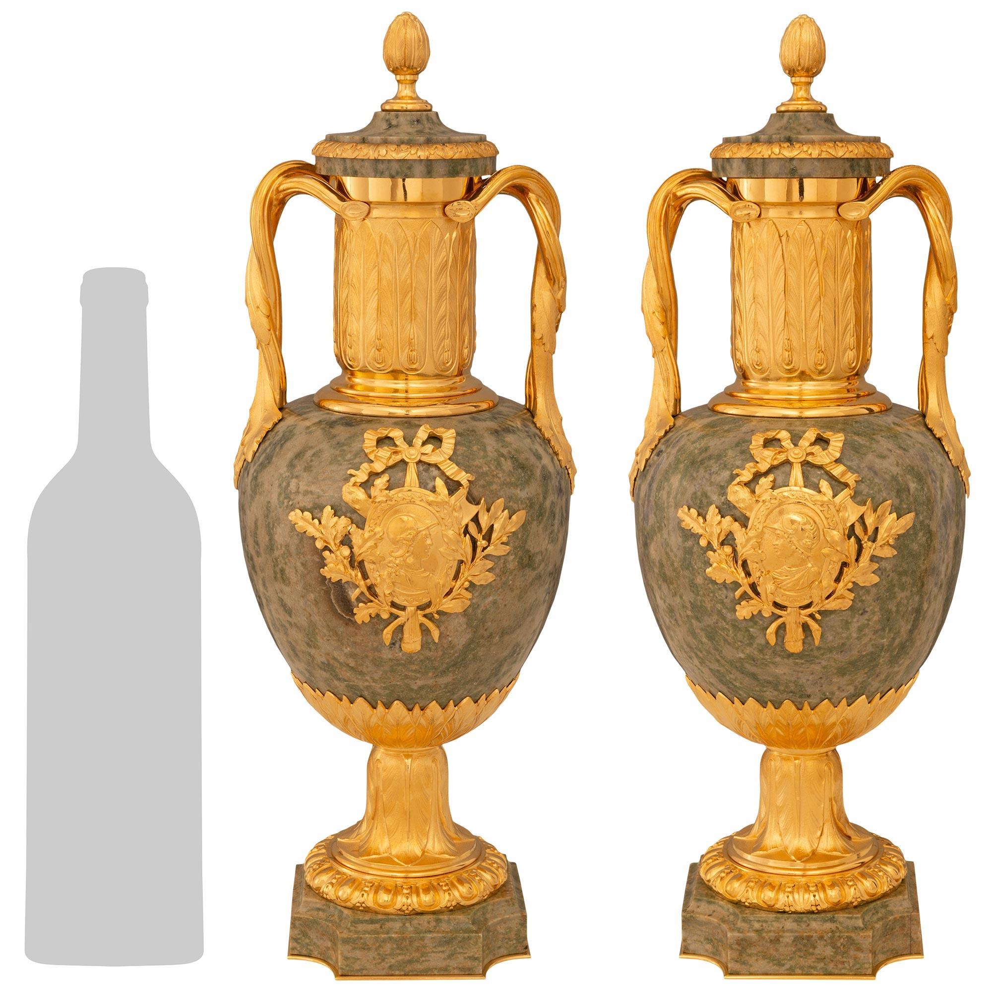 Coppia di urne in marmo verde e ormolù di epoca Luigi XVI, firmate Susse Freres, Parigi. Ogni splendida urna è sollevata da uno zoccolo in Ormolu con una fascia di Coeur-de-Rai intorno alla base e foglie d'acanto drappeggiate sulla parte superiore,