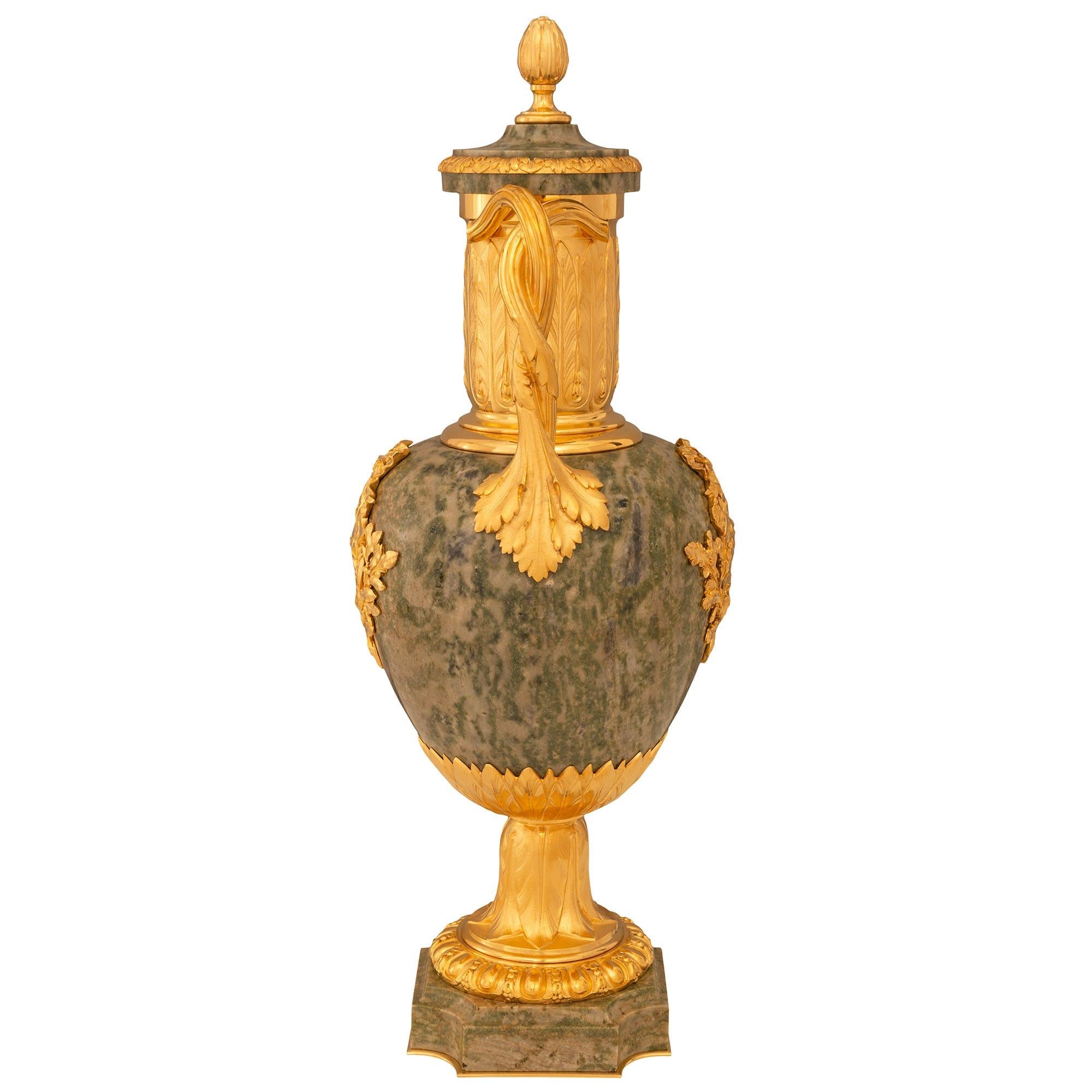 Francese coppia di urne francesi di fine Ottocento in stile Luigi XVI in ormolu e marmo in vendita