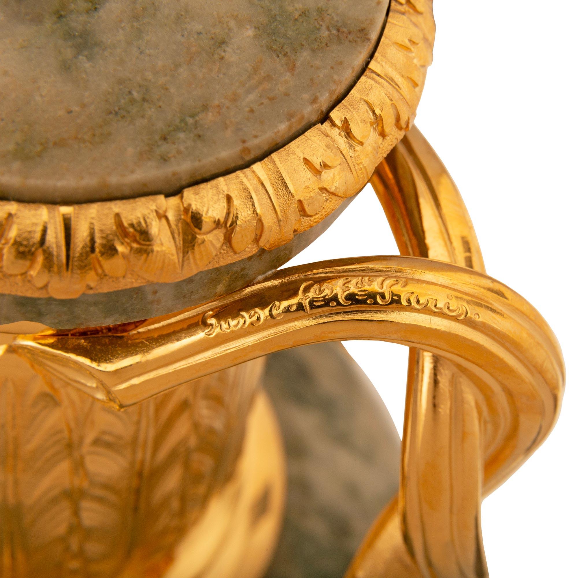 XIX secolo coppia di urne francesi di fine Ottocento in stile Luigi XVI in ormolu e marmo in vendita