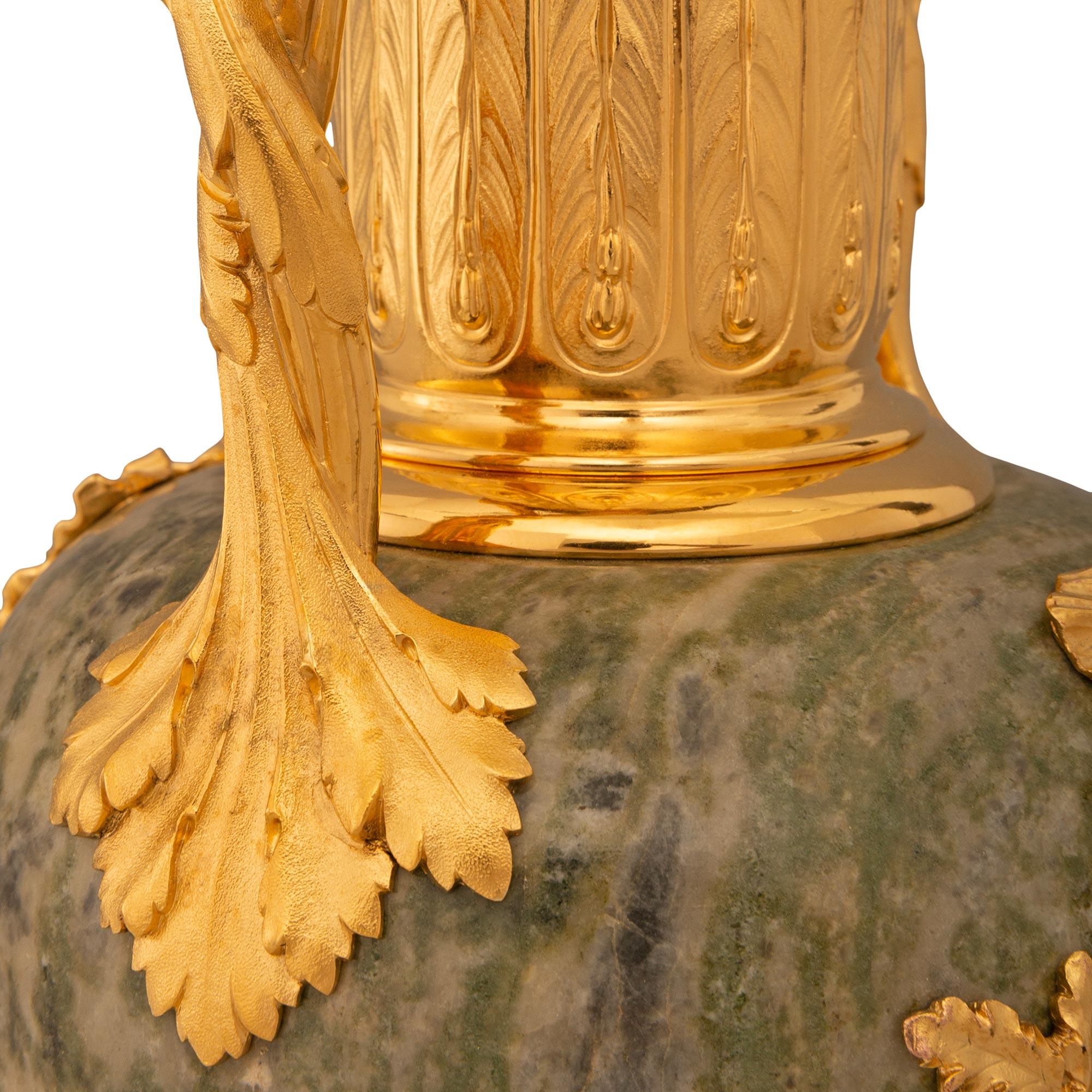 Similoro coppia di urne francesi di fine Ottocento in stile Luigi XVI in ormolu e marmo in vendita