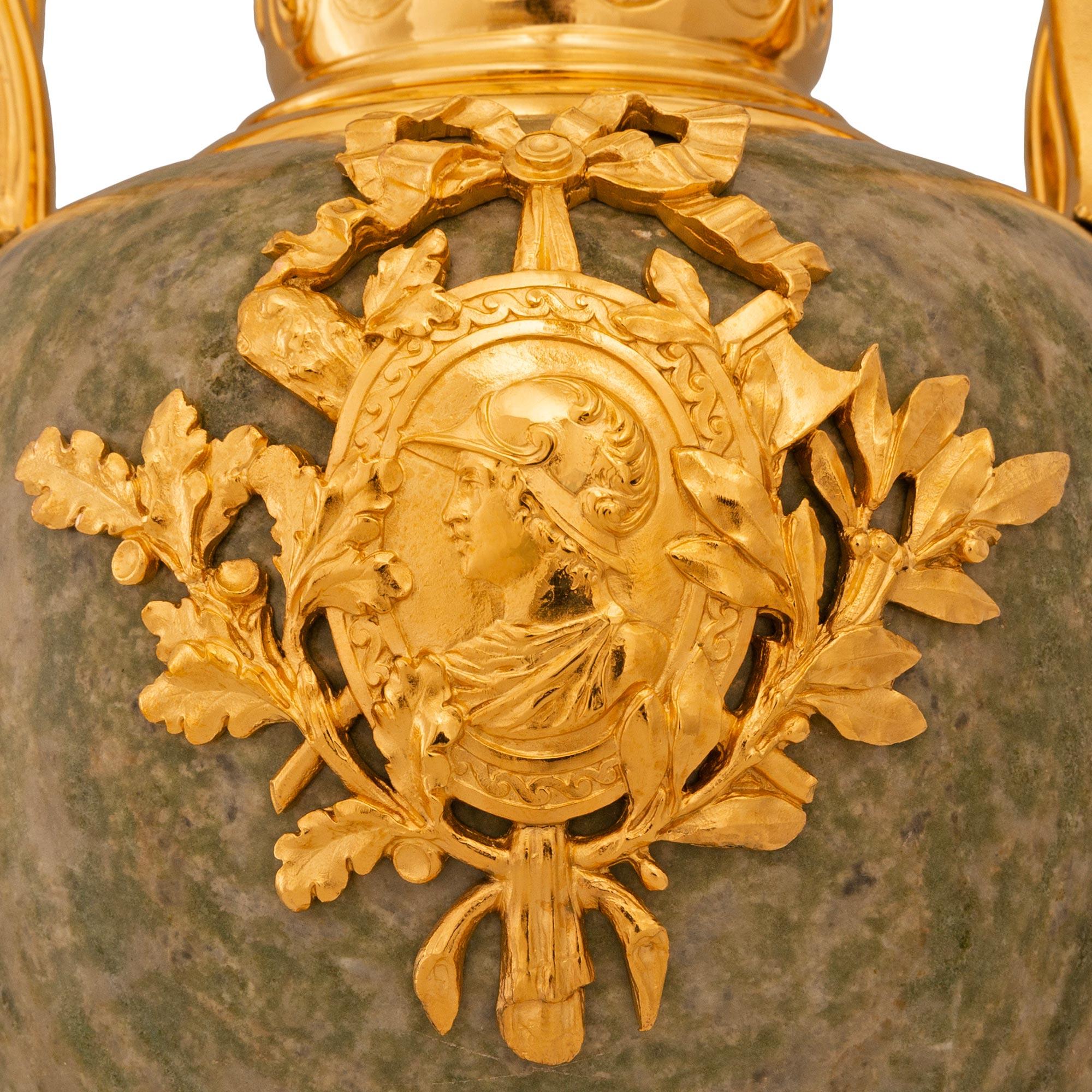 coppia di urne francesi di fine Ottocento in stile Luigi XVI in ormolu e marmo in vendita 1