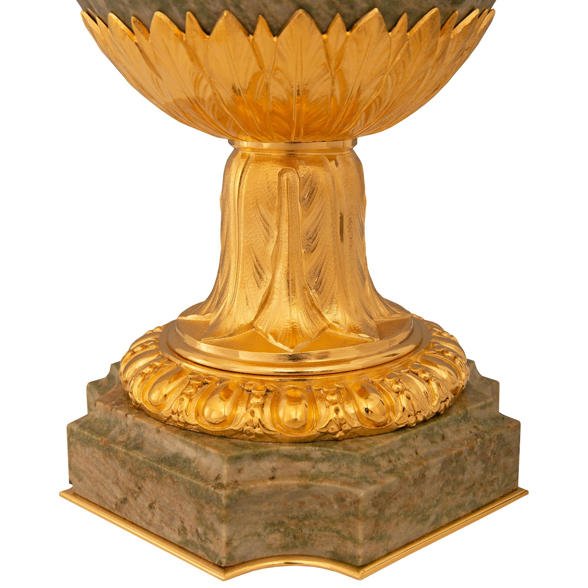 coppia di urne francesi di fine Ottocento in stile Luigi XVI in ormolu e marmo in vendita 2
