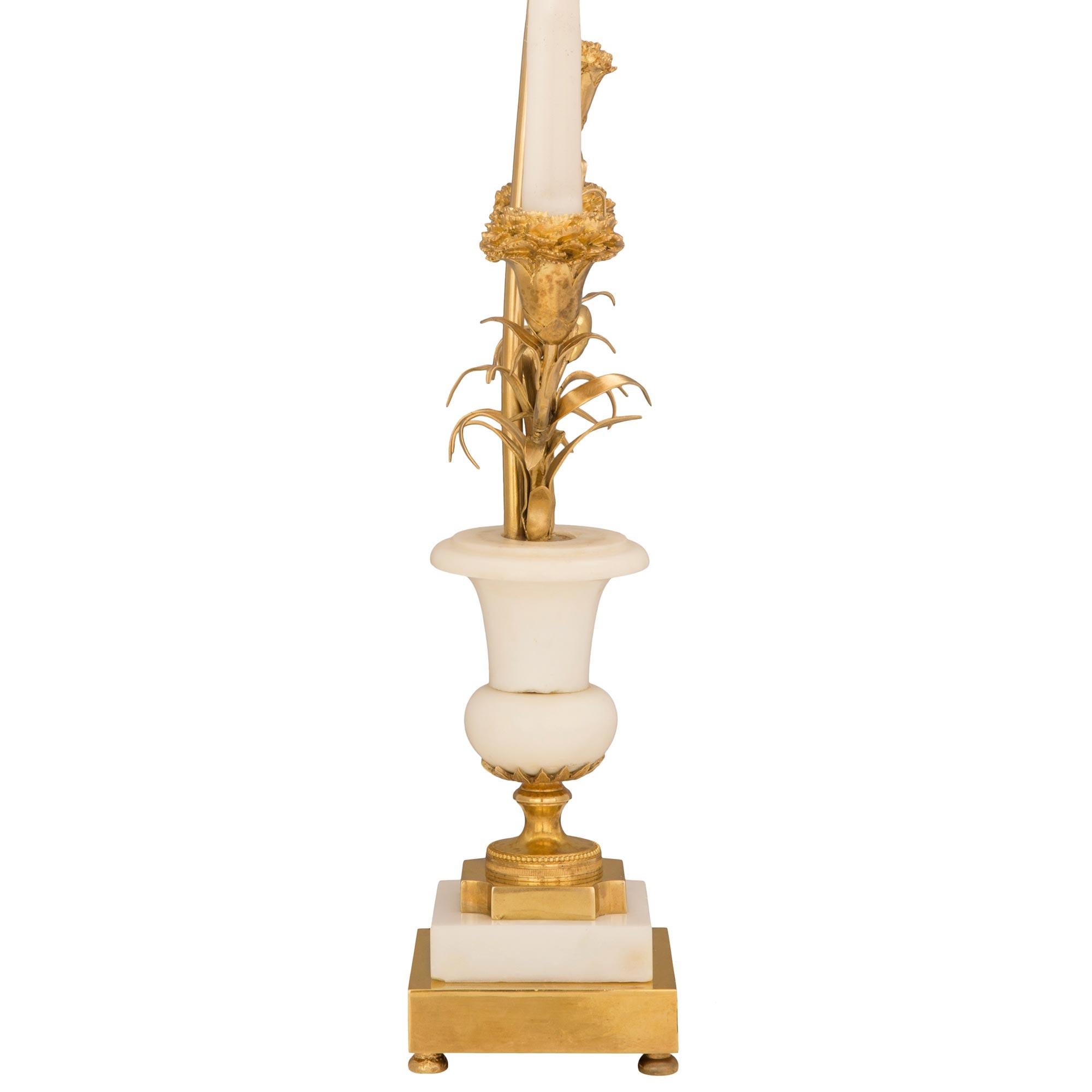 Français Paire de candélabres de style Louis XVI de la fin du XIXe siècle montés sur des lampes en vente