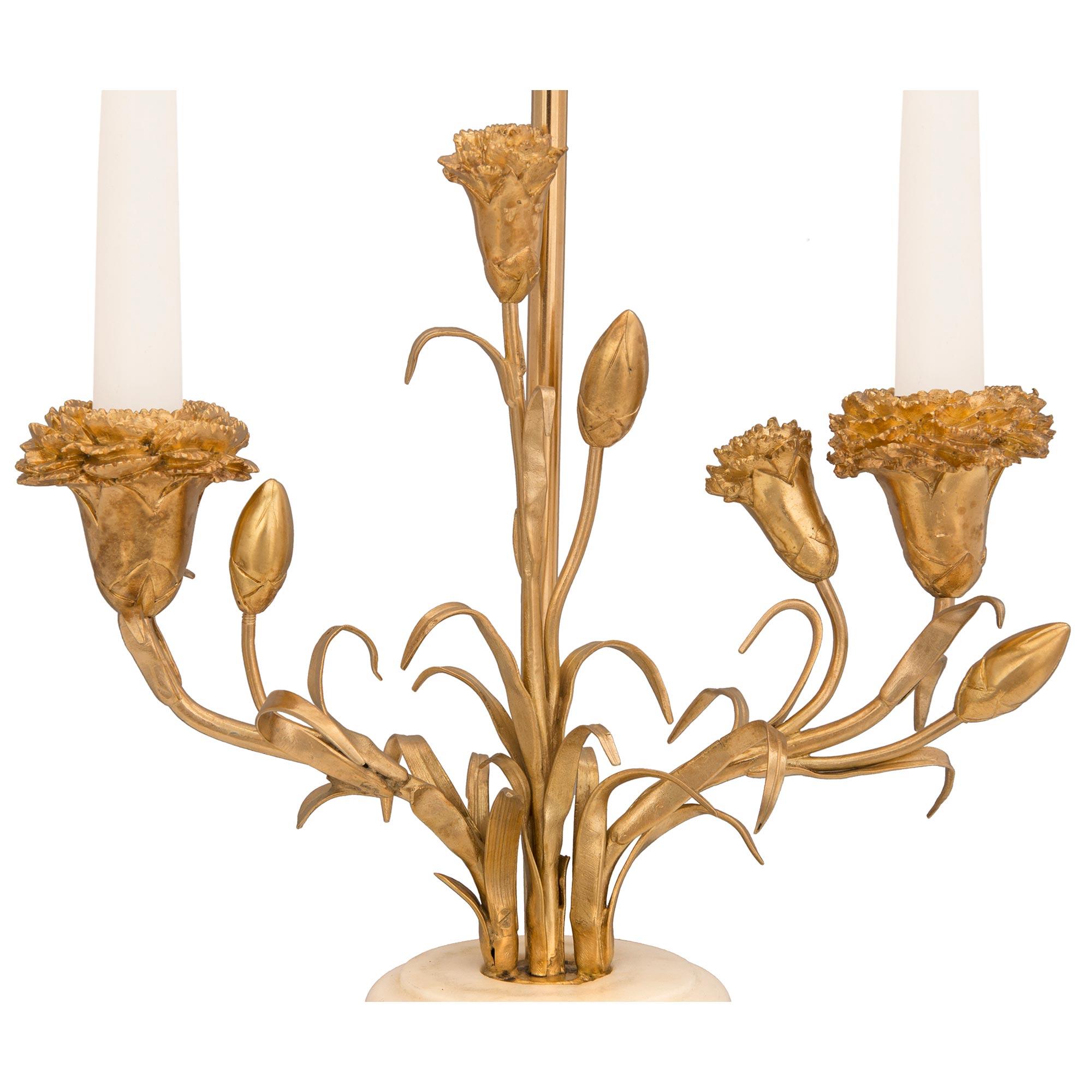 Bronze doré Paire de candélabres de style Louis XVI de la fin du XIXe siècle montés sur des lampes en vente