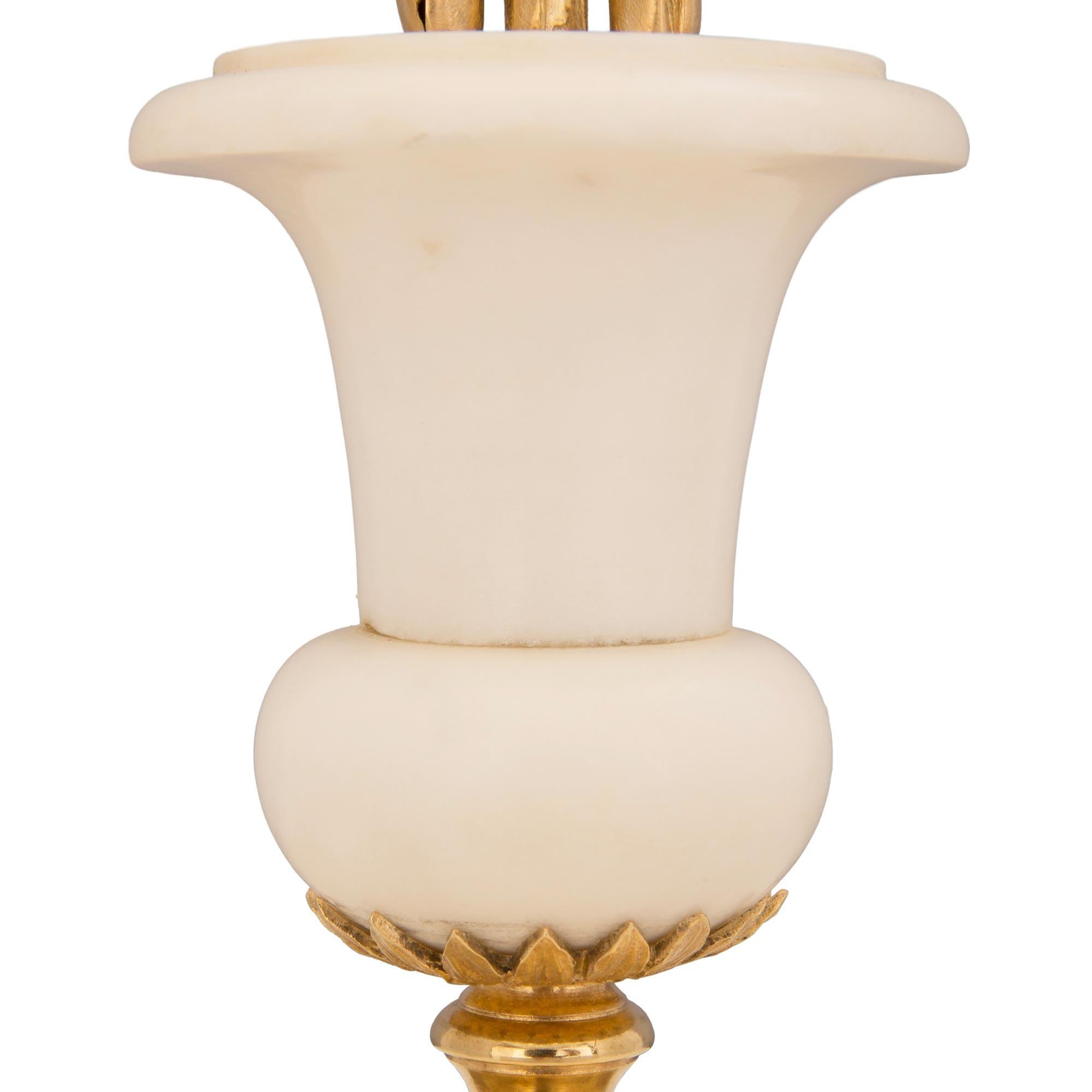 Paire de candélabres de style Louis XVI de la fin du XIXe siècle montés sur des lampes en vente 2
