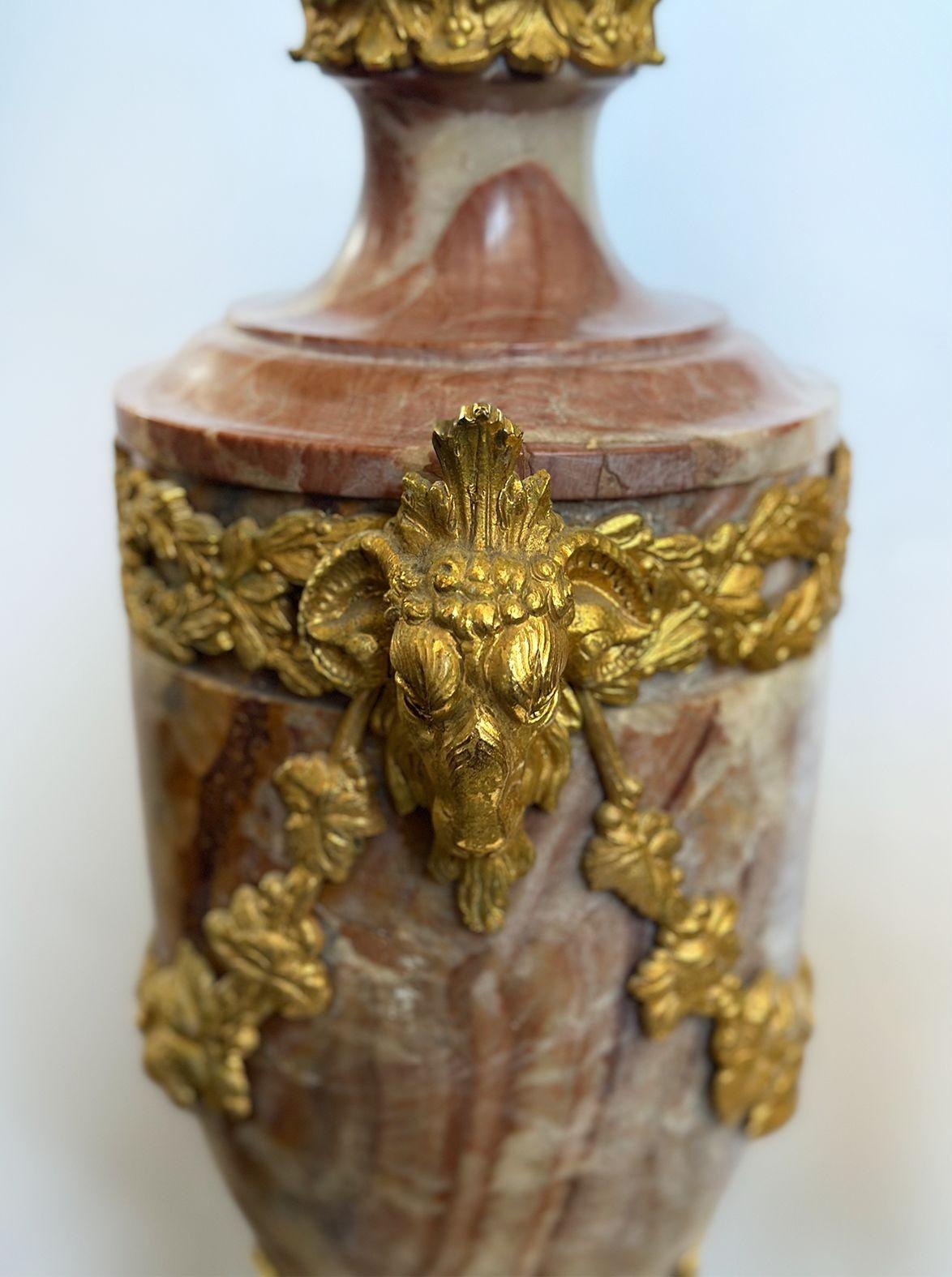 Francese Coppia di urne in marmo e bronzo francesi della fine del XIX secolo in vendita