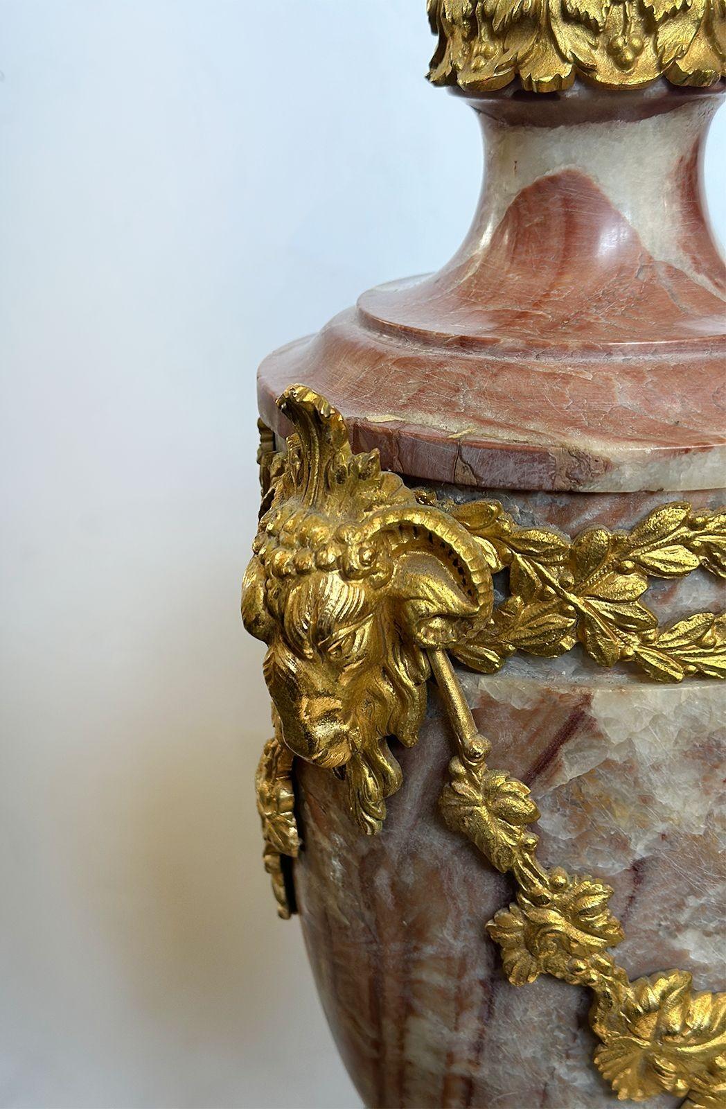 Coppia di urne in marmo e bronzo francesi della fine del XIX secolo In condizioni buone in vendita a Los Angeles, CA
