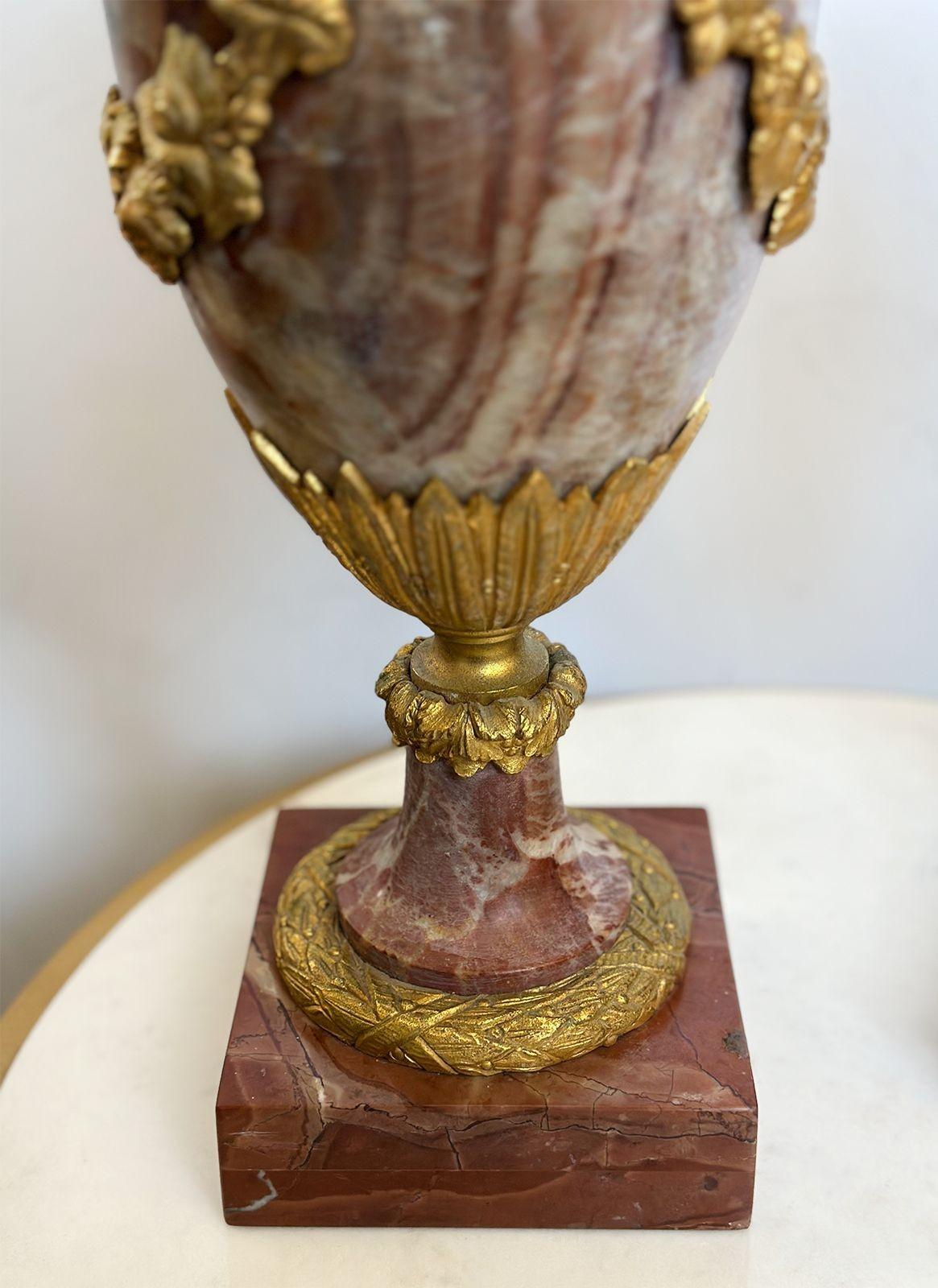 Bronzo Coppia di urne in marmo e bronzo francesi della fine del XIX secolo in vendita