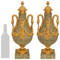 Pareja de urnas neoclásicas francesas de finales del siglo XIX st. Urnas de mármol y ormolu