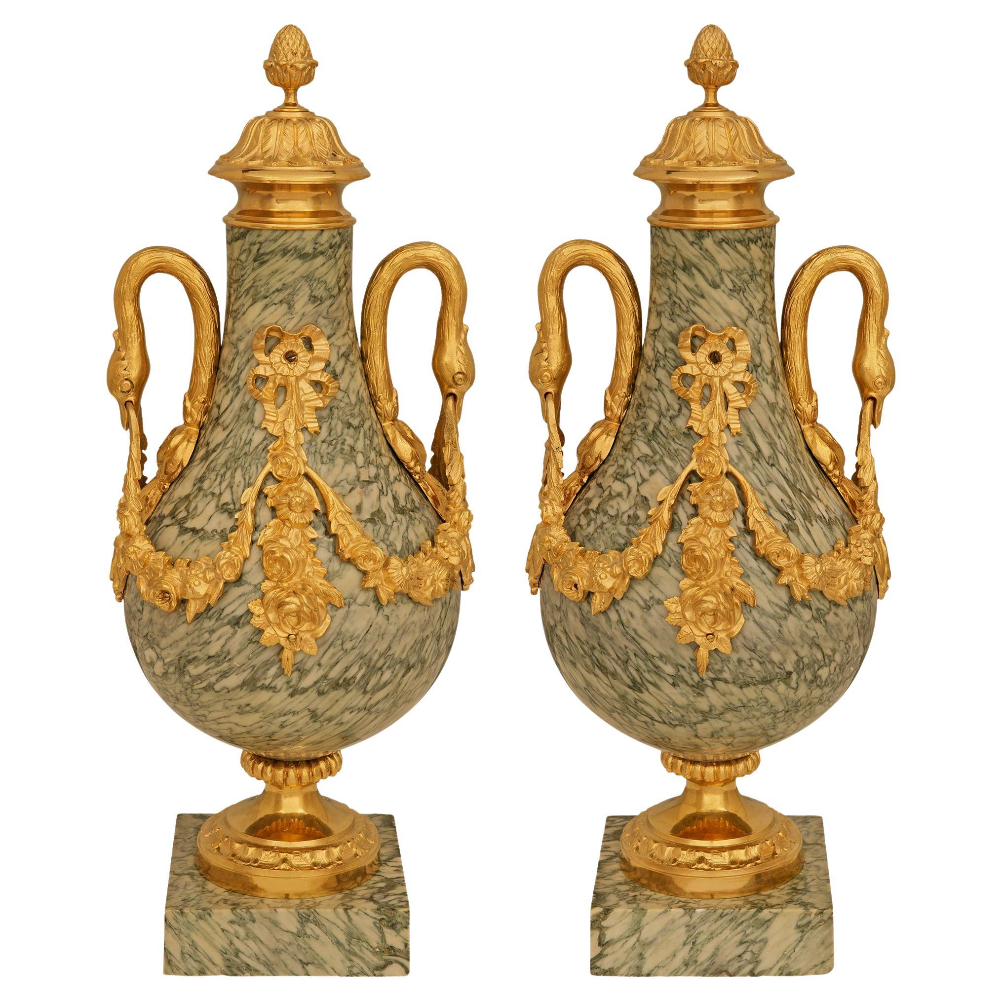 coppia di urne neoclassiche francesi della fine del XIX secolo. Marmo e urne in ormù